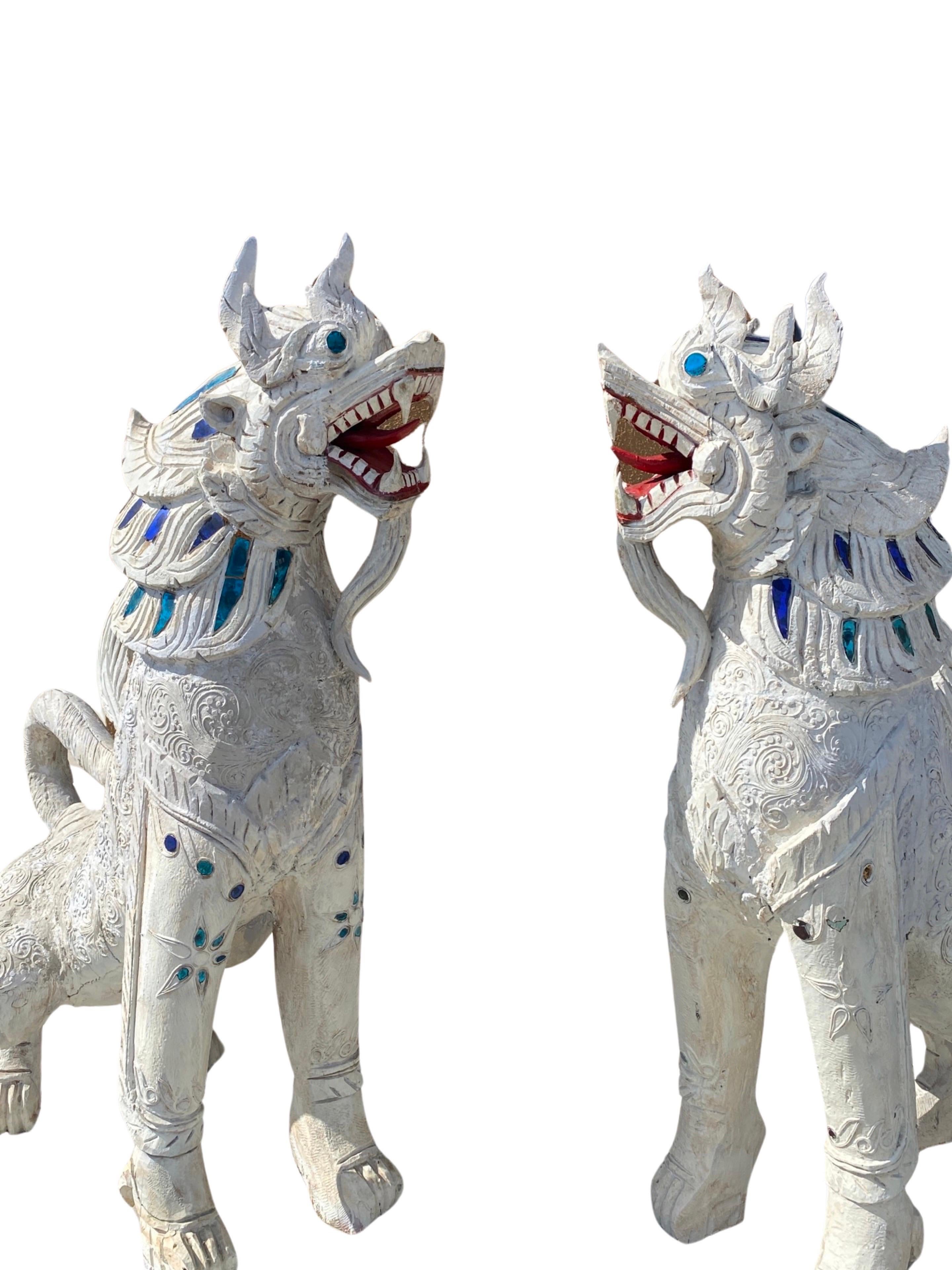 Bohème Paire de rares statues grandeur nature de chien de garde Singha en bois sculpté thaïlandais d'époque  en vente