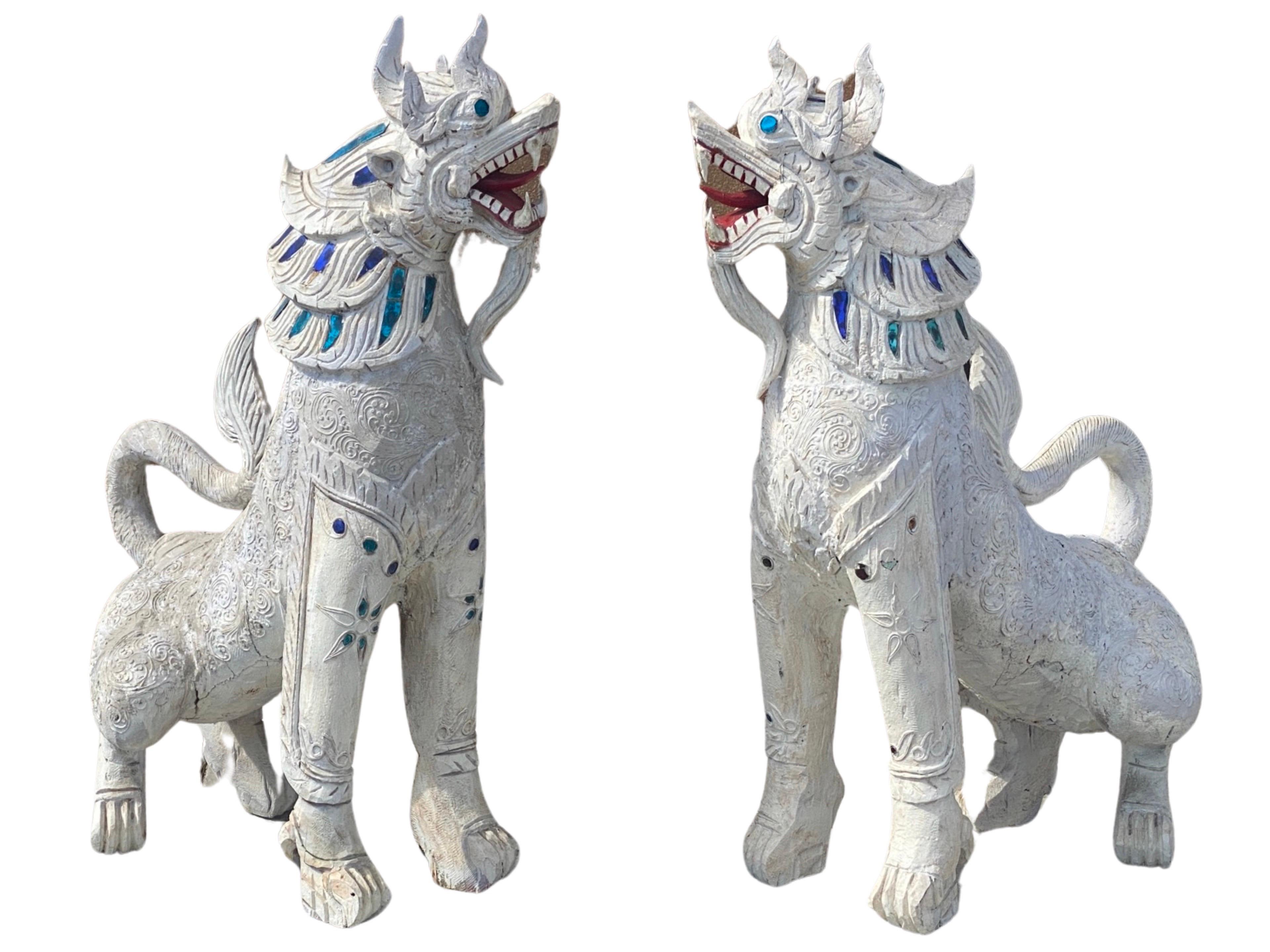 Fait main Paire de rares statues grandeur nature de chien de garde Singha en bois sculpté thaïlandais d'époque  en vente