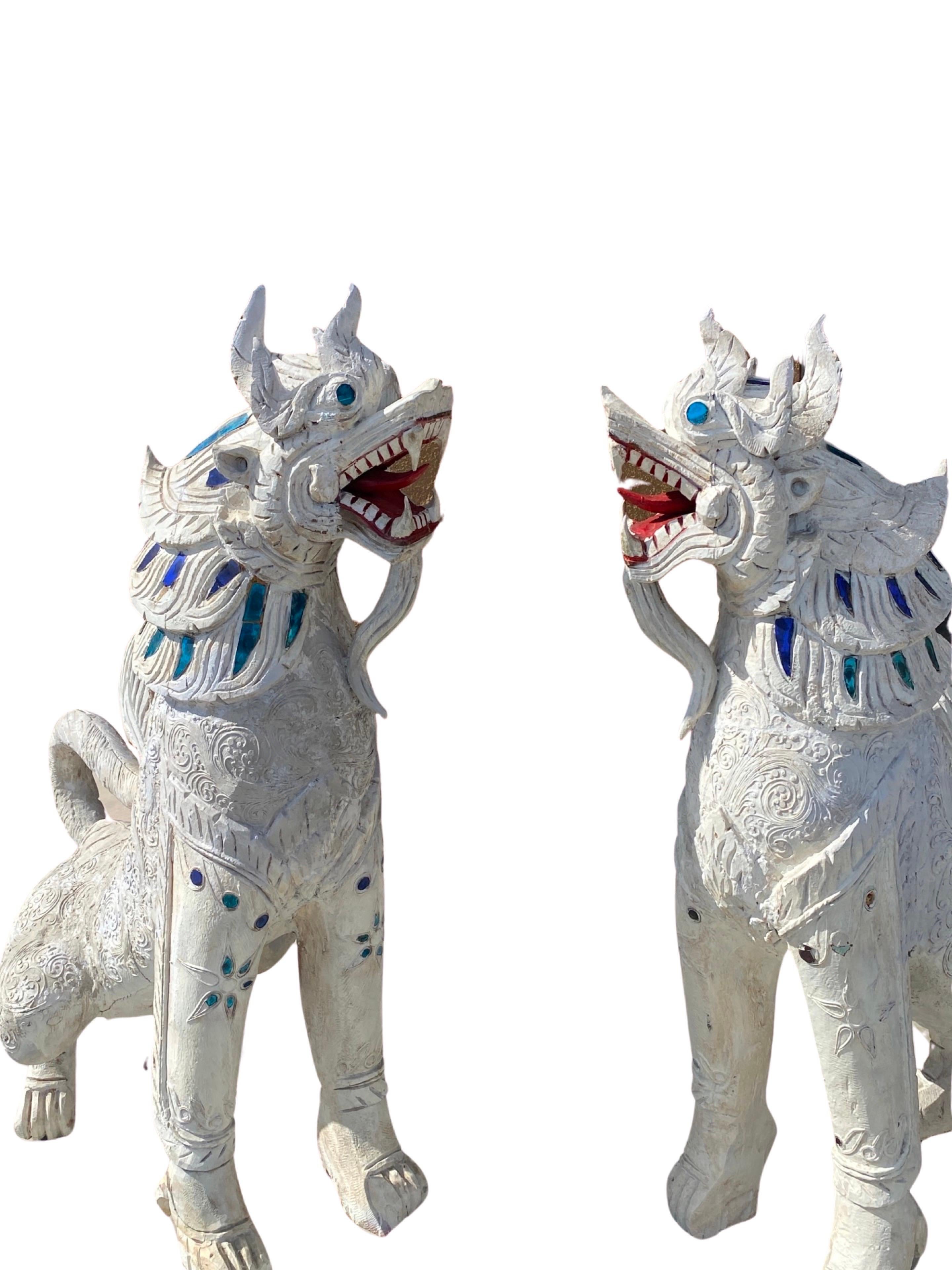 Milieu du XXe siècle Paire de rares statues grandeur nature de chien de garde Singha en bois sculpté thaïlandais d'époque  en vente