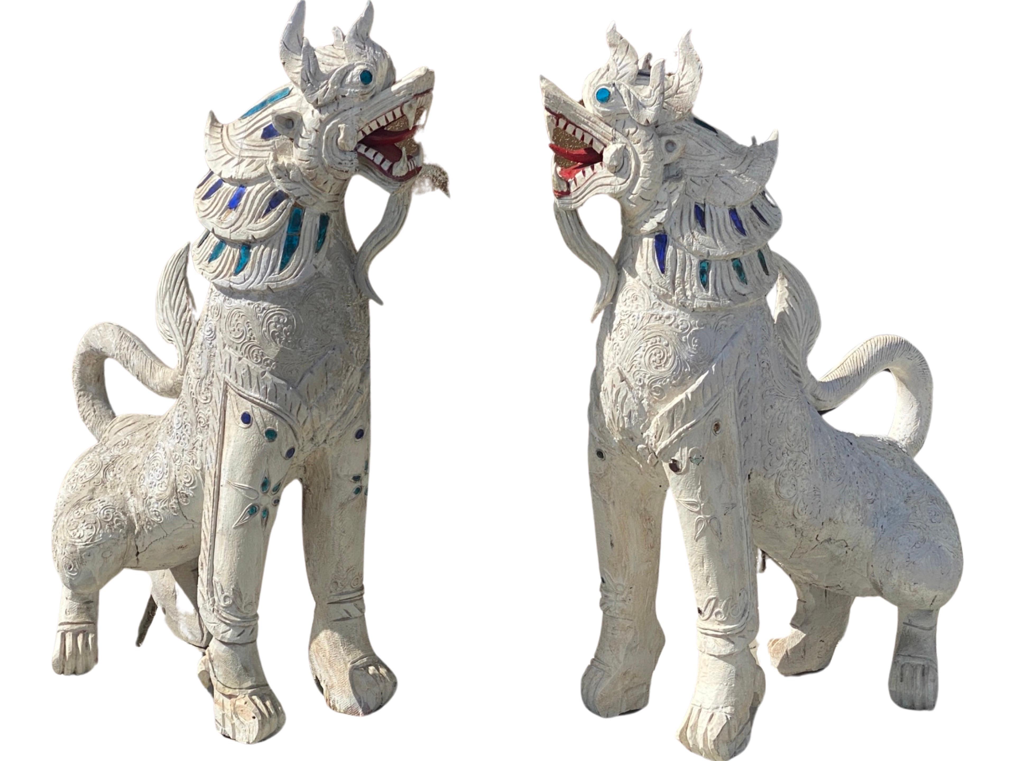 Paire de rares statues grandeur nature de chien de garde Singha en bois sculpté thaïlandais d'époque  en vente 1