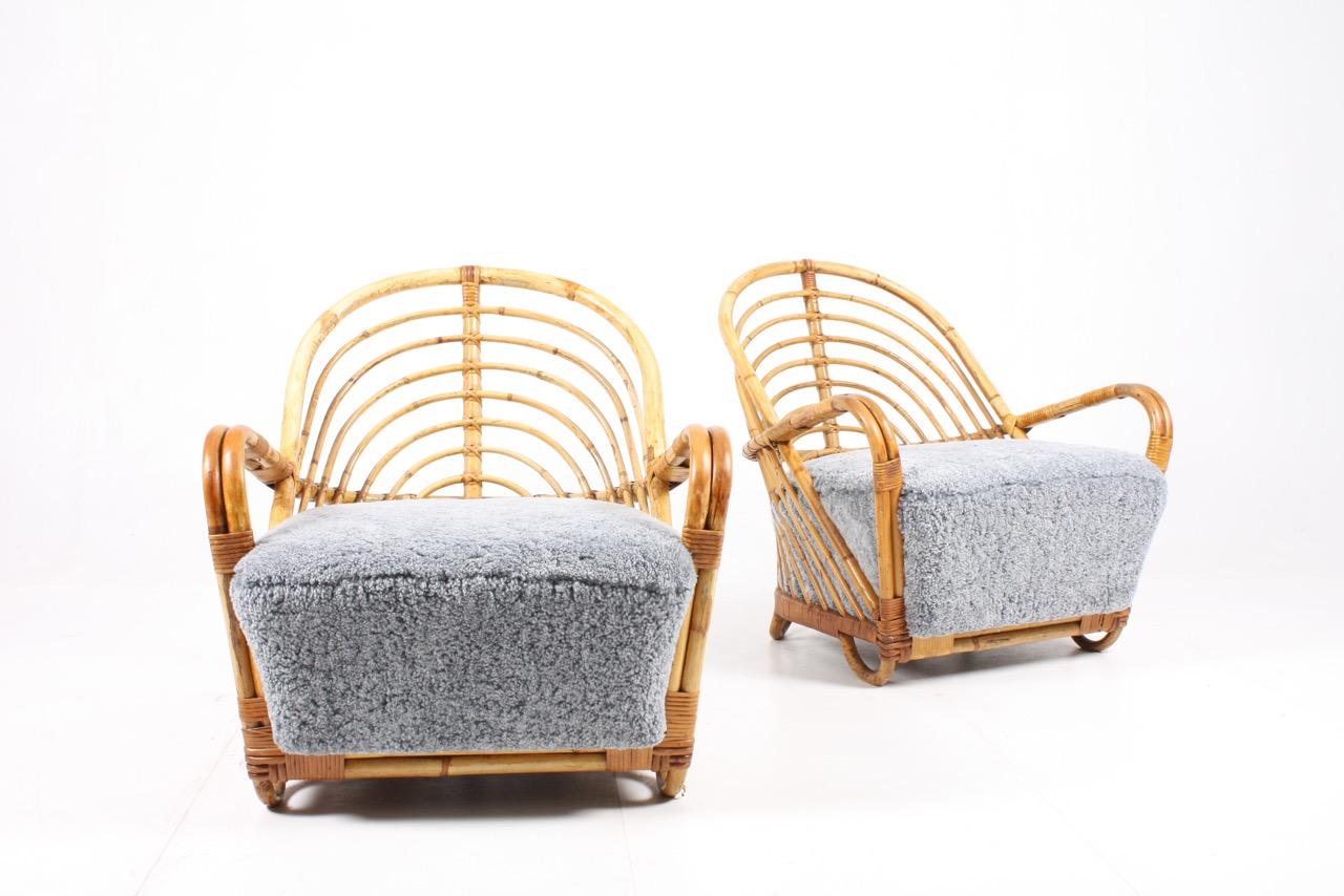 Pair of original lounge chairs model AJ 237 in bamboo and wool. Designed by Arne Jacobsen and made by E.V.A. Nissen Co. Copenhagen. Excellent condition. Works also well for outside use, Denmark, circa 1940s.

Presented at Charlottenborg, Spring