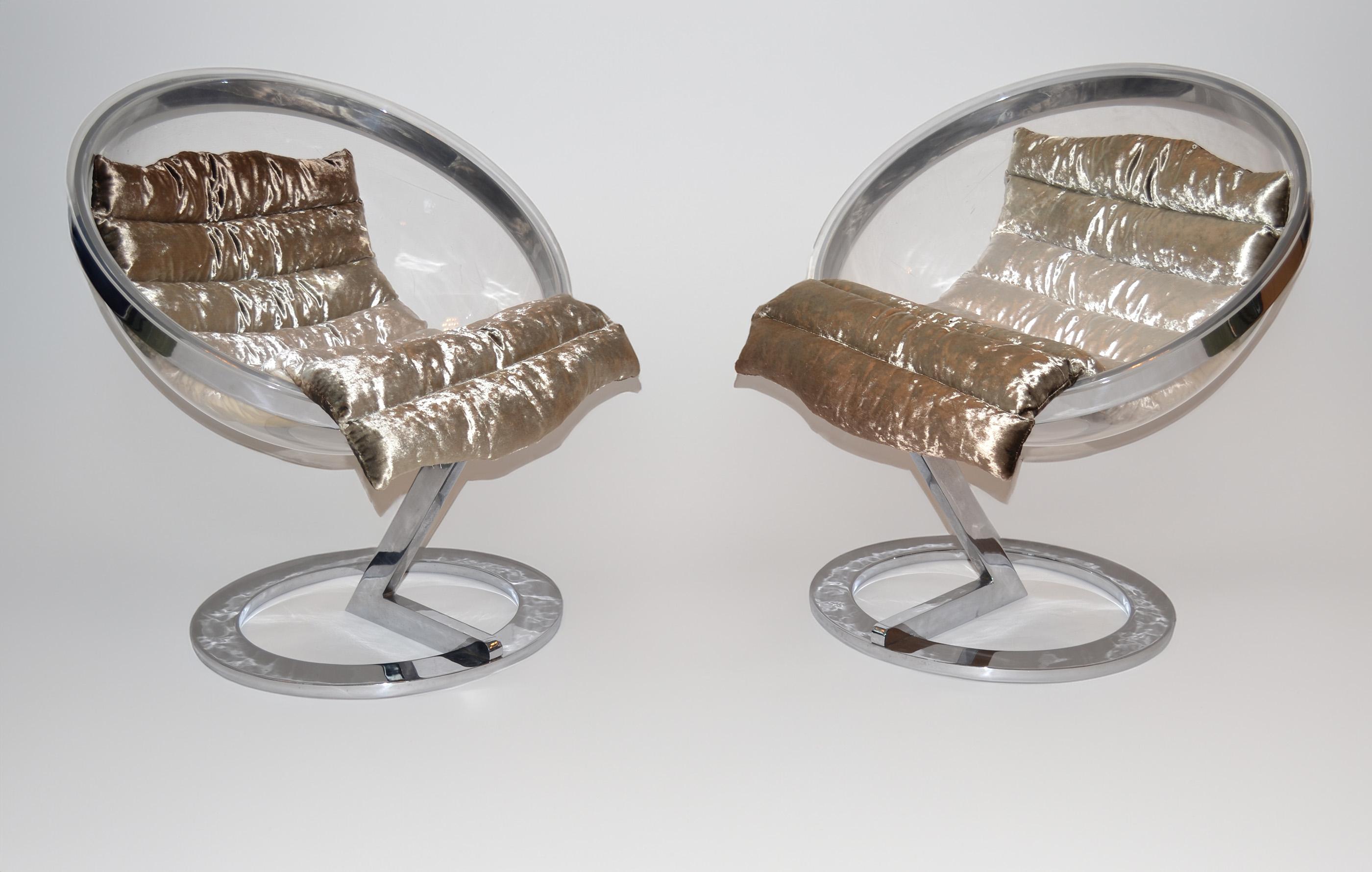 Pair of Space Age Acrylic and Steel Bubble Lounge Chairs after Daninos, 70s 
Pair of Rare Lucite Cantilever Chairs after Christian Daninos, Italy 1970s
Space age design in sculptural bubble form; the half-sphere in plexiglass/lucite/acrylic is