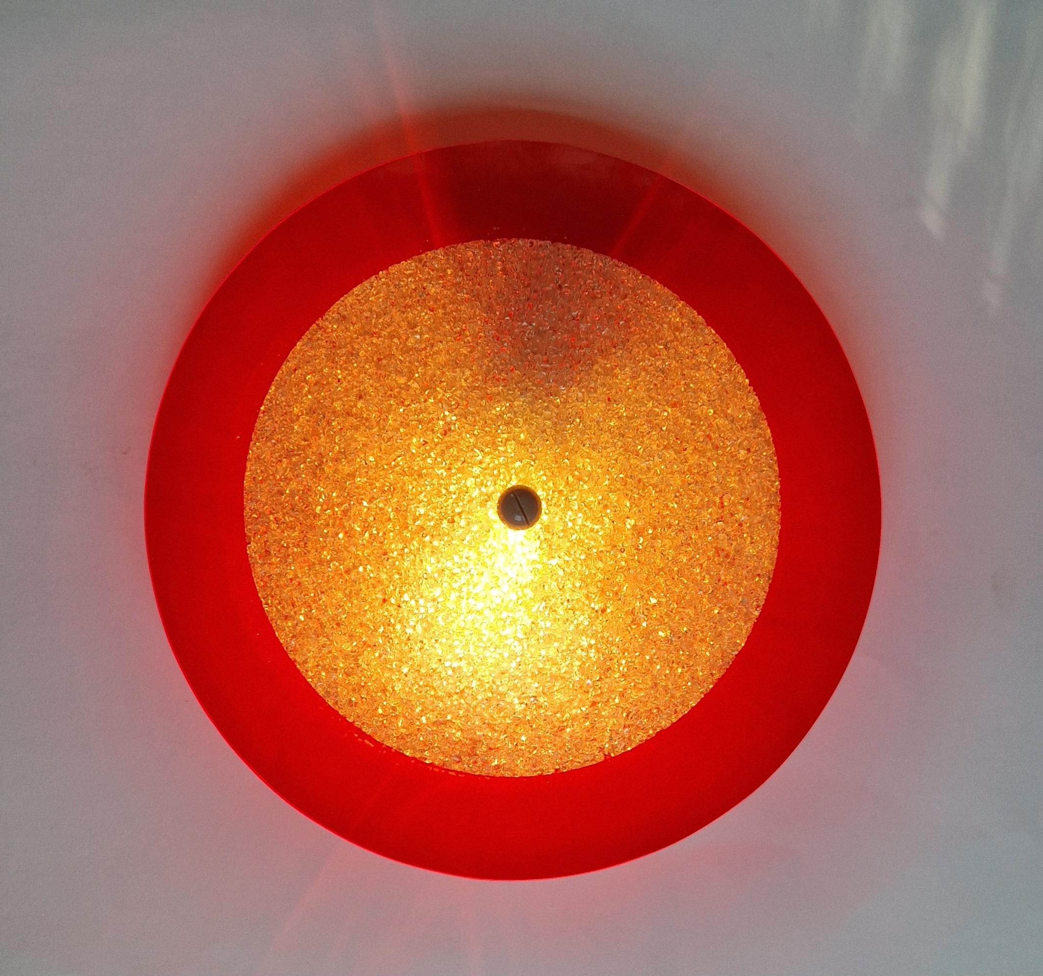 Coppia di rare lampade da parete o da soffitto rosse della metà del secolo scorso, Germania, anni '70 In condizioni ottime in vendita a Praha, CZ