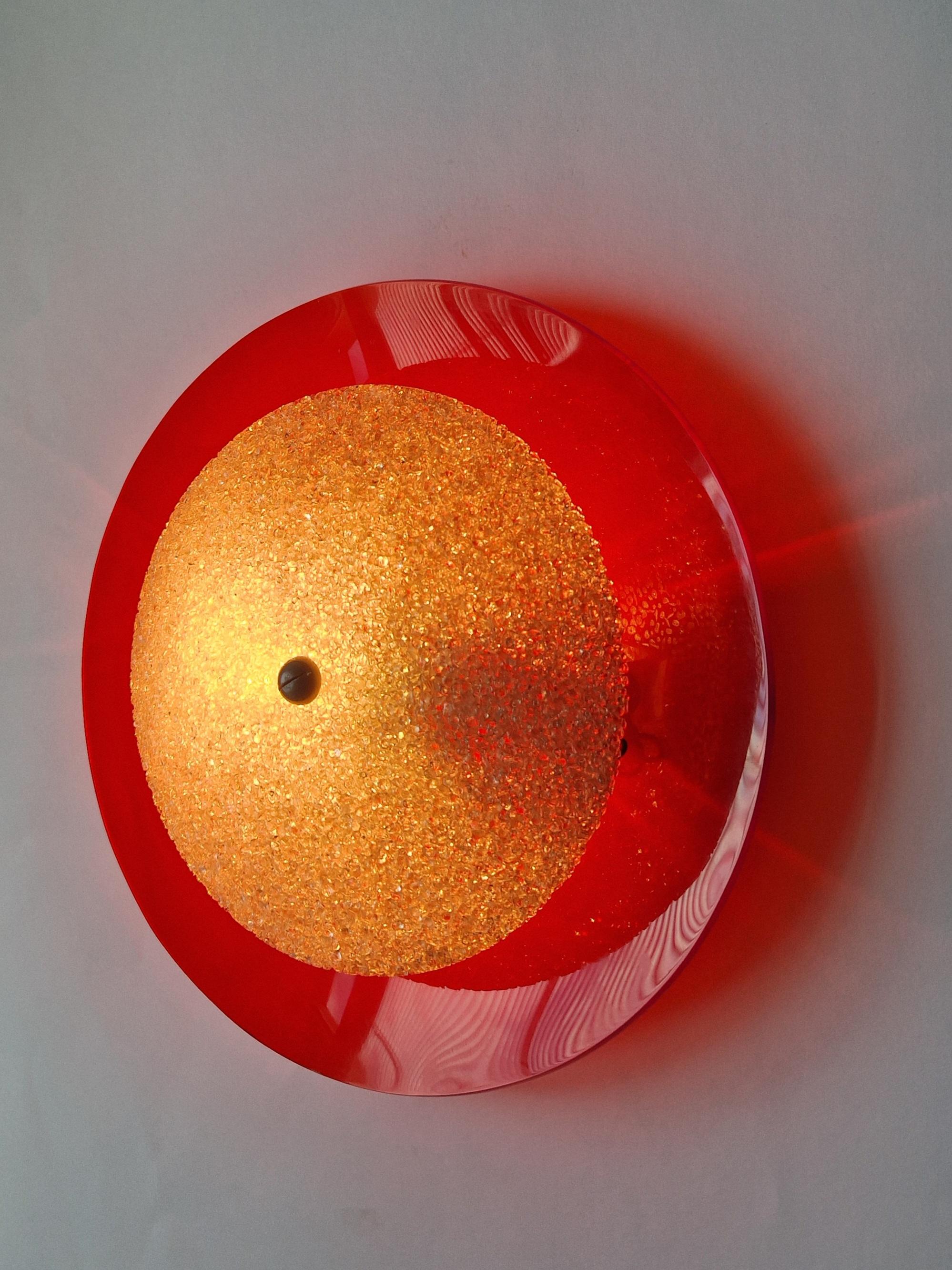 Plastica Coppia di rare lampade da parete o da soffitto rosse della metà del secolo scorso, Germania, anni '70 in vendita