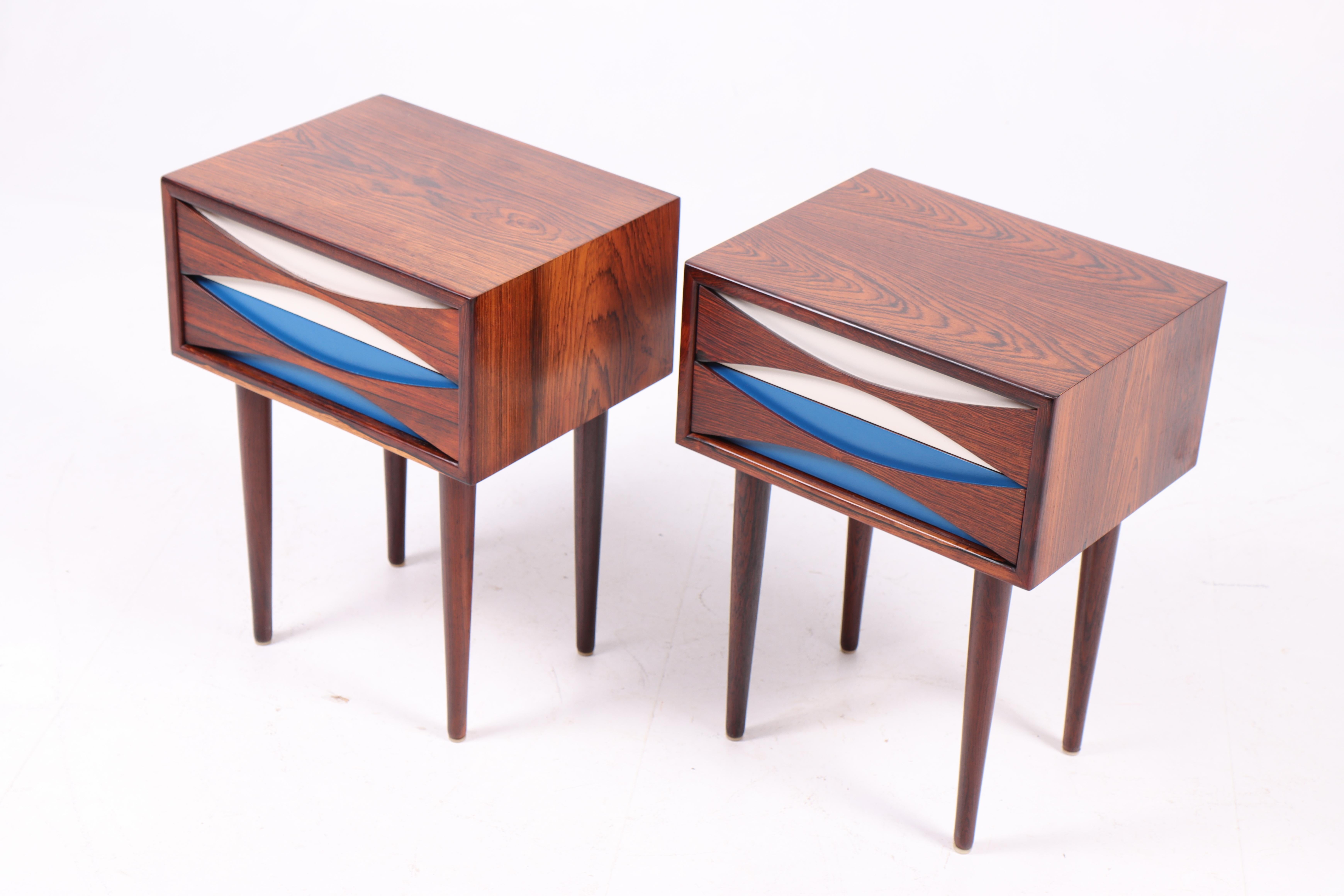 Paire de tables de nuit en bois de rose conçues et fabriquées par Niels Clausen furniture au Danemark. Excellent état.
