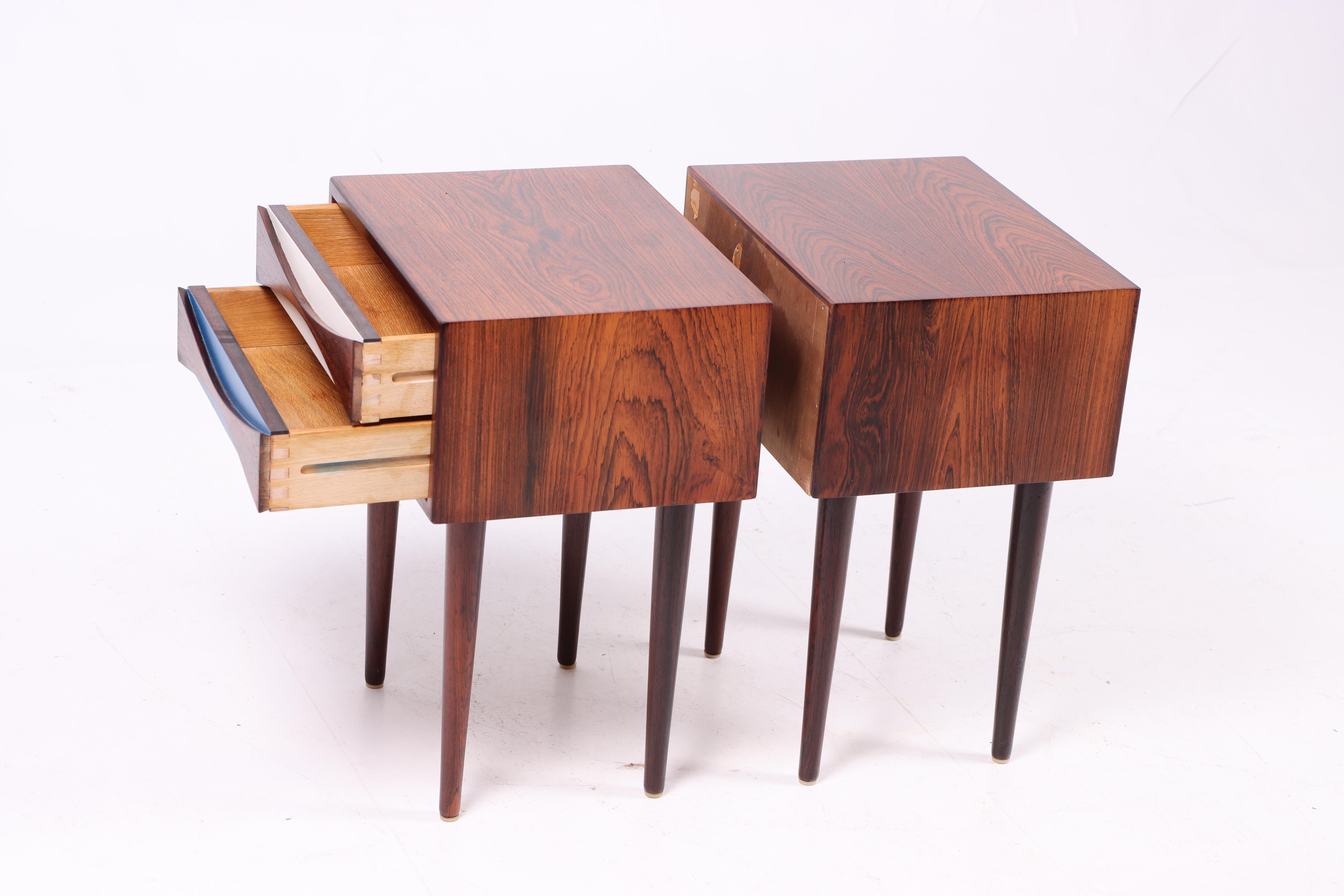 Scandinave moderne Paire de tables de nuit rares du milieu du siècle en bois de rose de Niels Clausen, années 1960 en vente