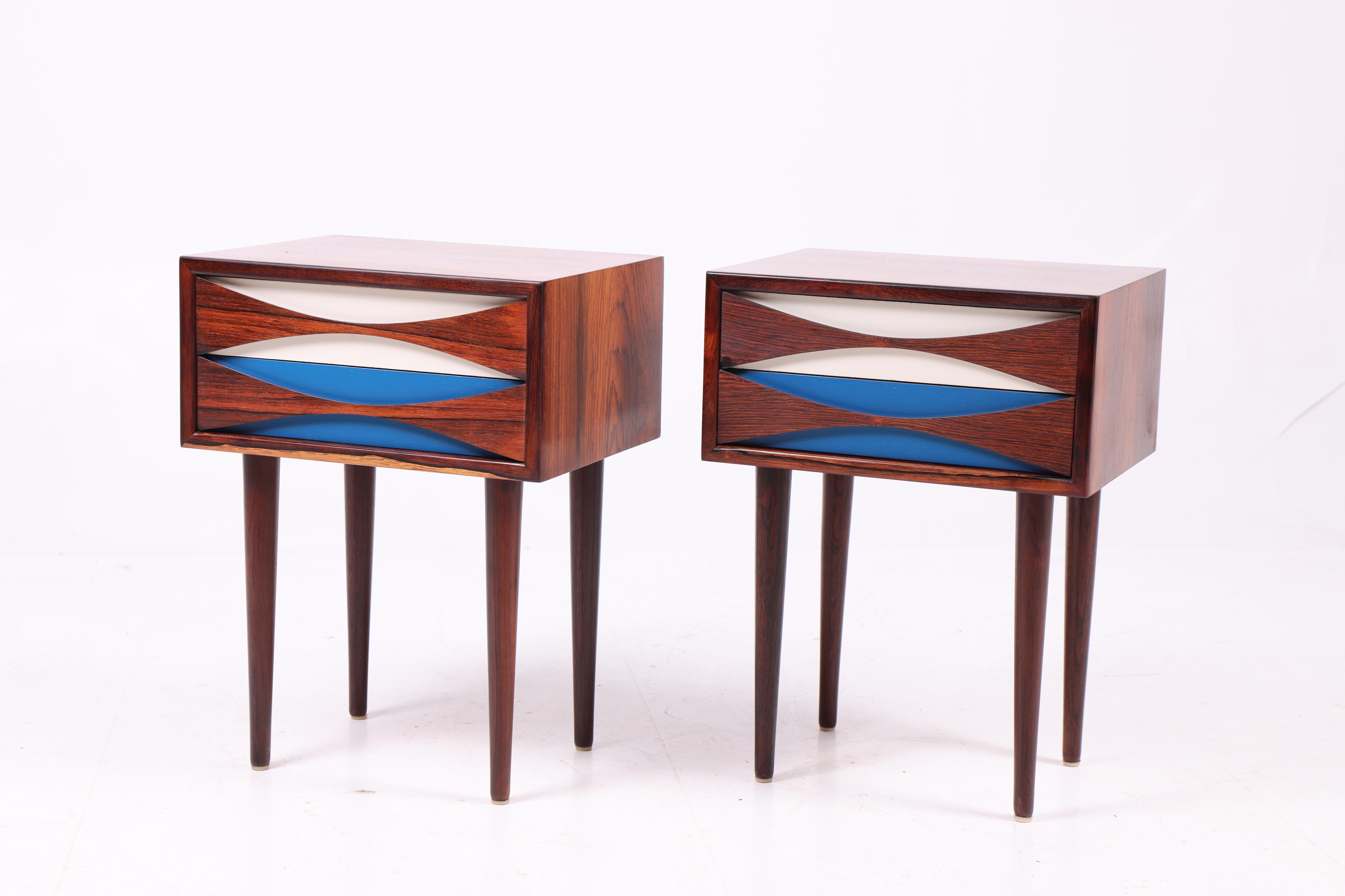 Danois Paire de tables de nuit rares du milieu du siècle en bois de rose de Niels Clausen, années 1960 en vente
