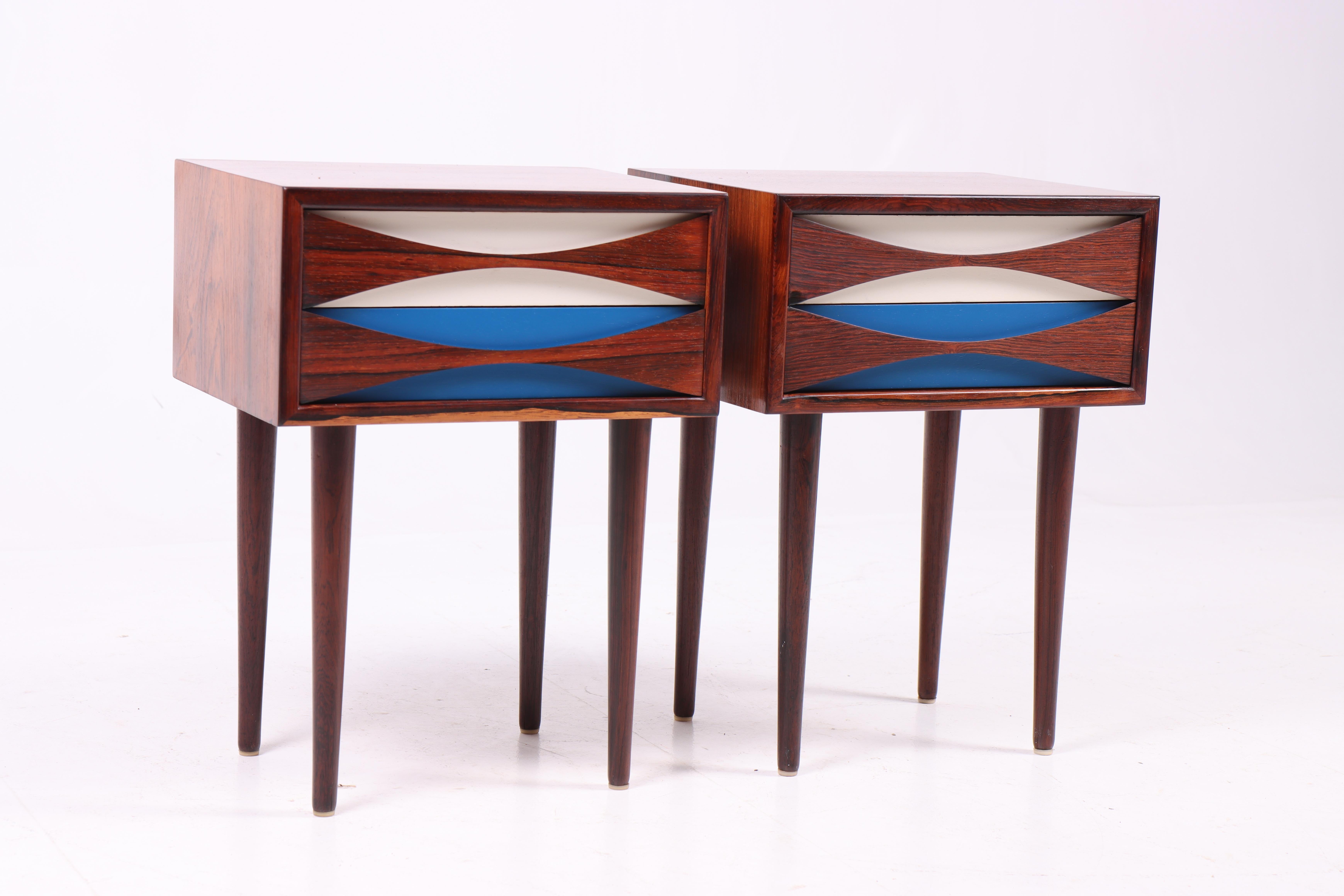 Milieu du XXe siècle Paire de tables de nuit rares du milieu du siècle en bois de rose de Niels Clausen, années 1960 en vente