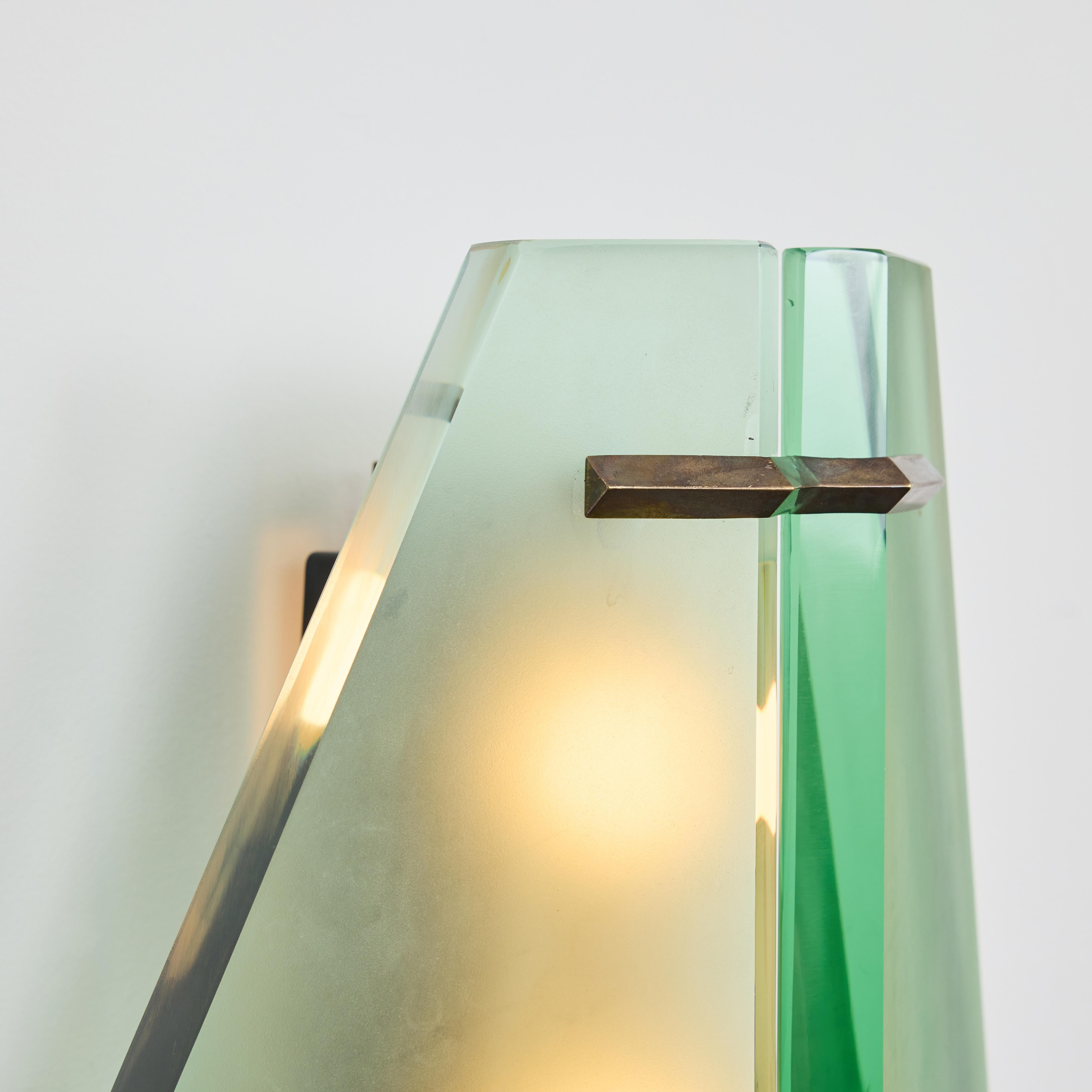 Paar seltene Wandleuchter Model No. 1943 von Max Ingrand für Fontana Arte (Radiert) im Angebot