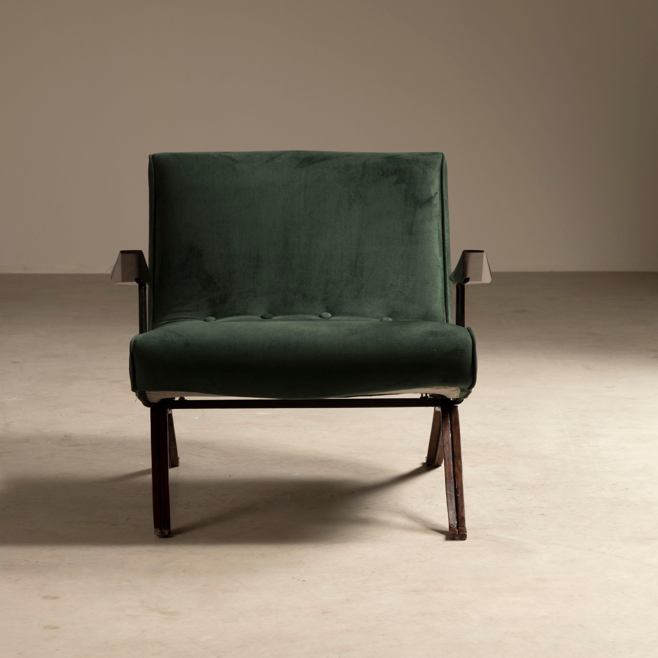 Cette magnifique paire de fauteuils MP-01, en fer recouvert de bois dur brésilien, conçue et produite en 1961 par le maître Percival Lafer, est la première pièce créée par le designer. Il a un design remarquable et confortable. La structure