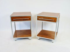 Paire de rares tables de nuit Mueller Widdicomb à structure minimaliste en aluminium et en noyer