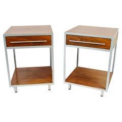 Coppia di rari comodini minimalisti Mueller Widdicomb con struttura in alluminio e noce