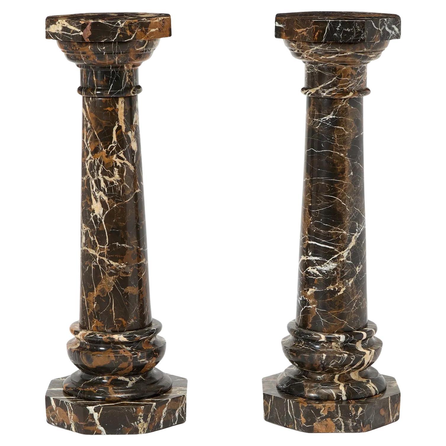 Coppia di rari piedistalli in marmo Noir Saint Laurent in vendita