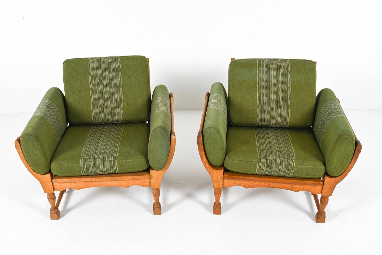 Abbraccia l'essenza del design moderno danese con questa eccezionale coppia di poltrone in quercia degli anni '70 del rinomato designer Henry 'Henning' Kjærnulf. Queste sedie incarnano lo stile intagliato tipico di Kjærnulf con un tocco di