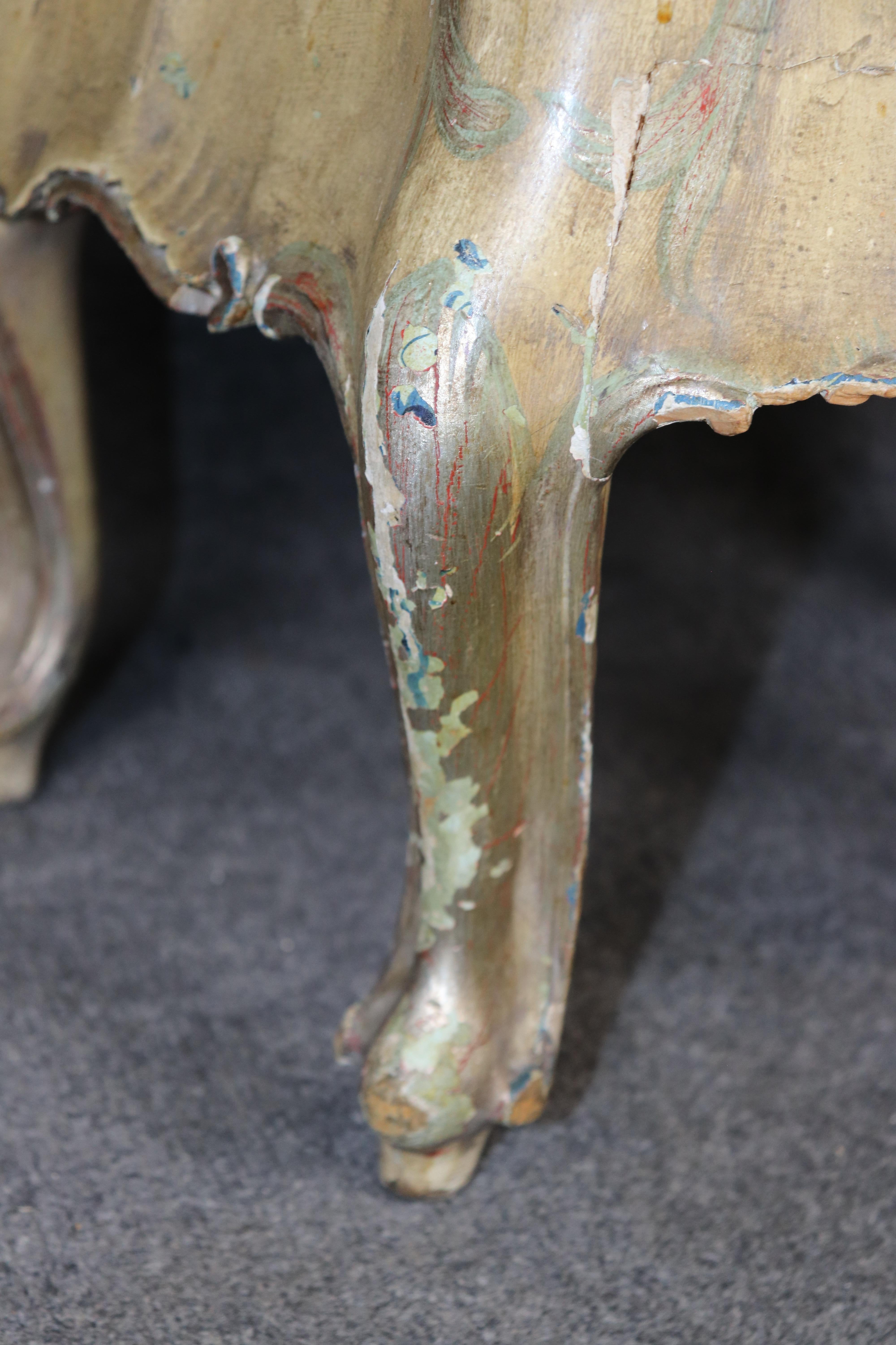 Paire de tables de nuit rococo italiennes en détresse, décorées de peinture rare en vente 5