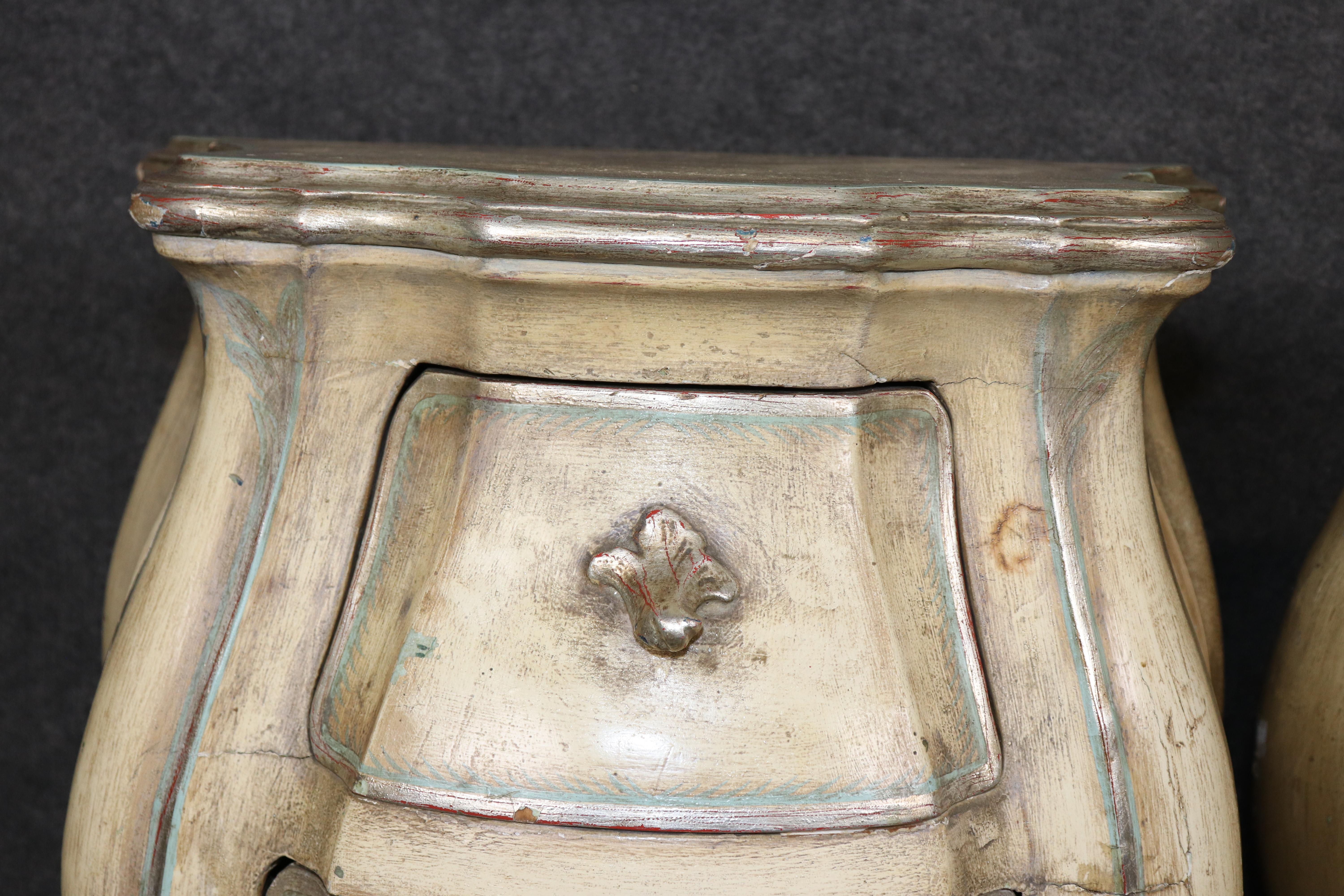 Paire de tables de nuit rococo italiennes en détresse, décorées de peinture rare en vente 8