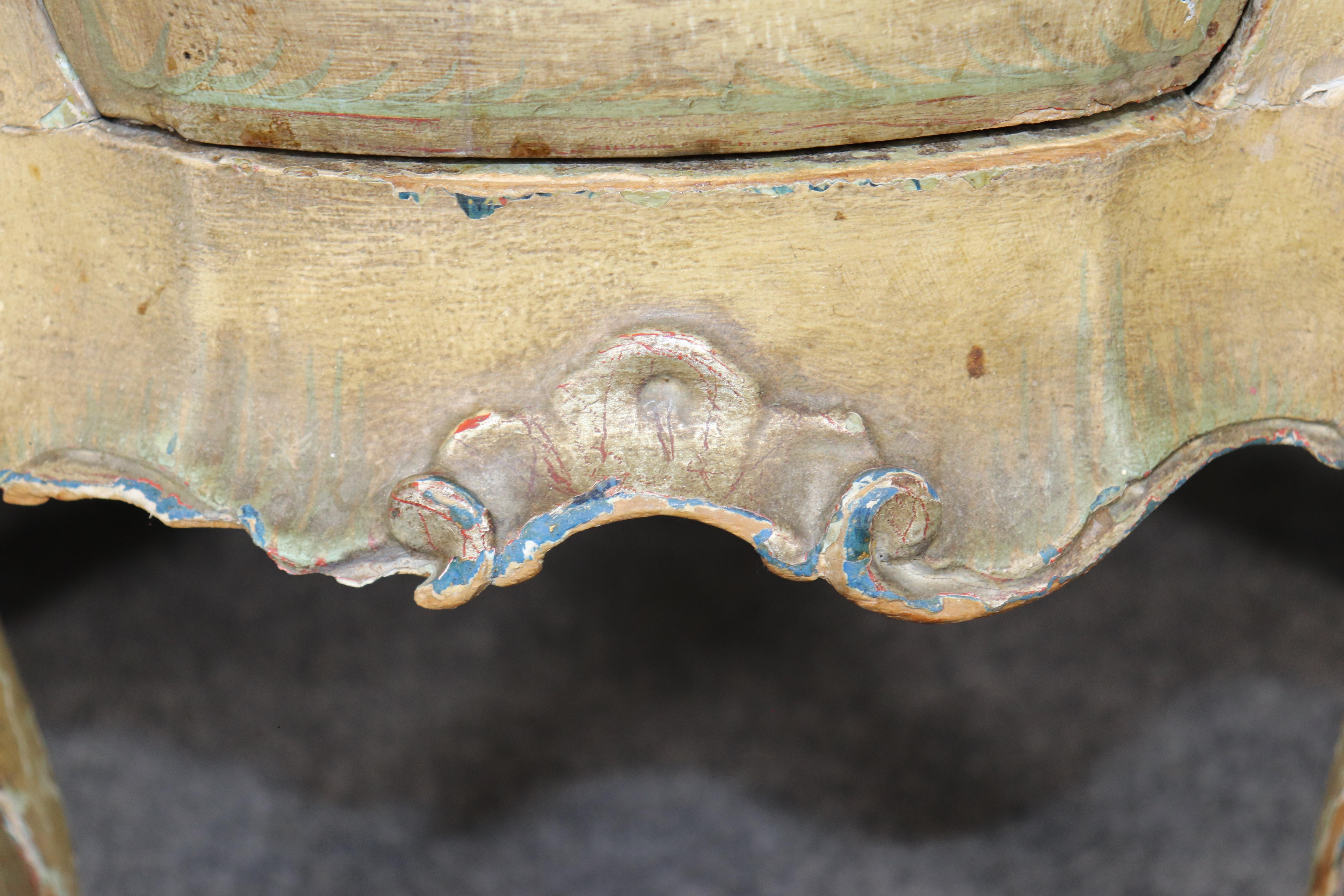 Paire de tables de nuit rococo italiennes en détresse, décorées de peinture rare en vente 9