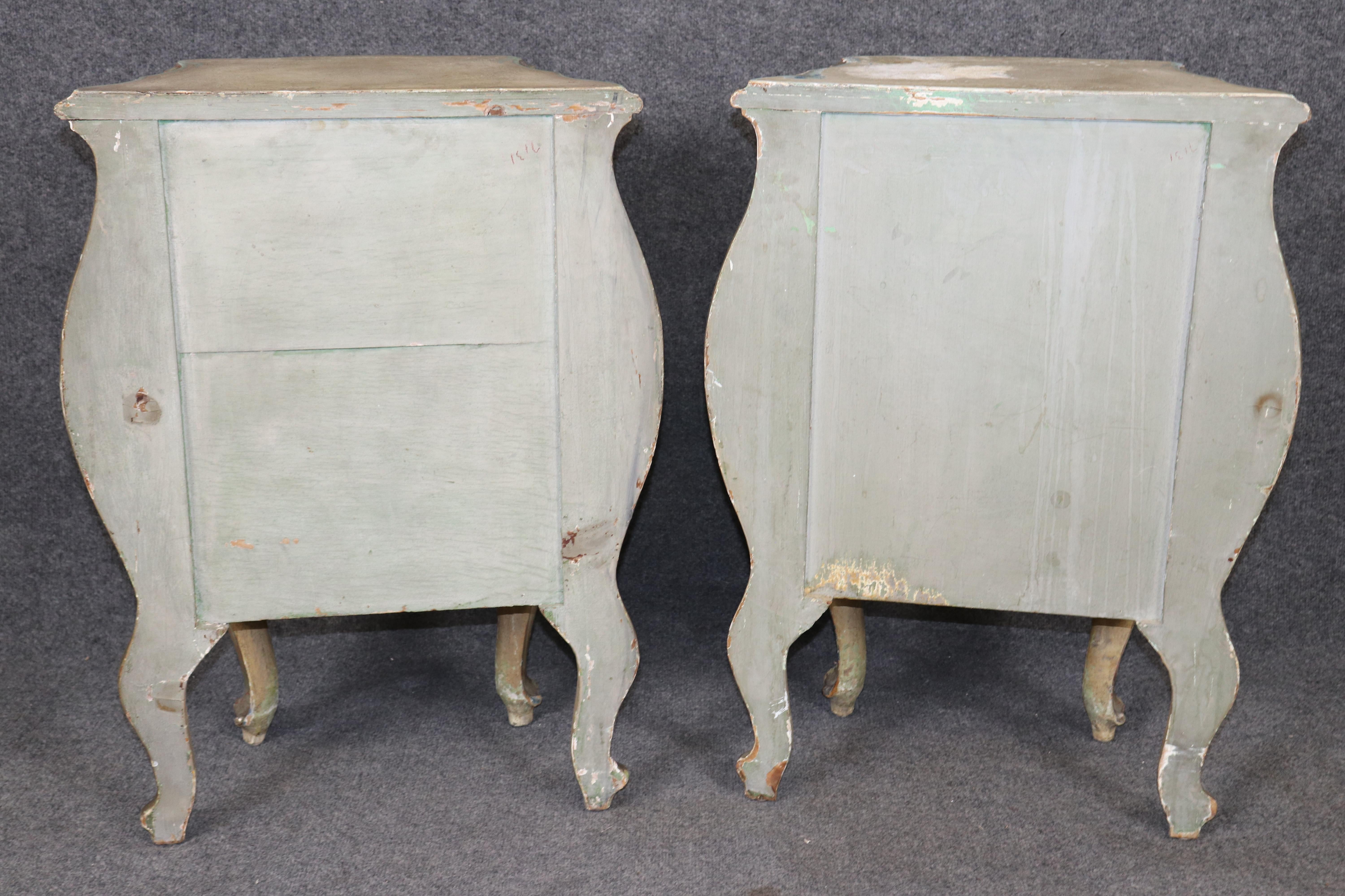 Paire de tables de nuit rococo italiennes en détresse, décorées de peinture rare en vente 10
