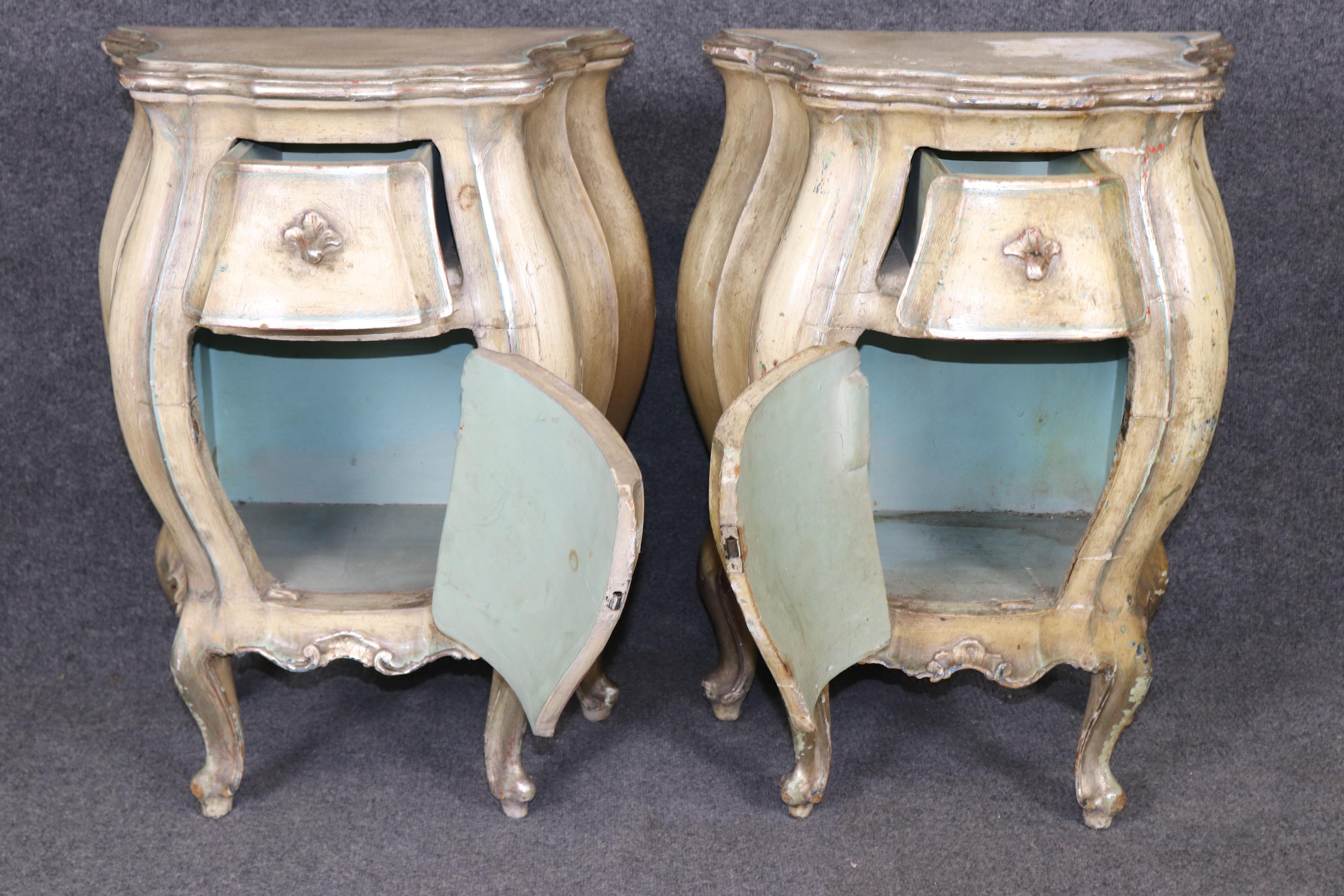 Voici une superbe et rare forme de table de nuit rococo en forme de bombe peinte à l'ancienne. Ces supports fabriqués en Italie sont magnifiques en termes de courbes de bouteilles de coca, de finition et de design. Ils sont assez grands et peuvent