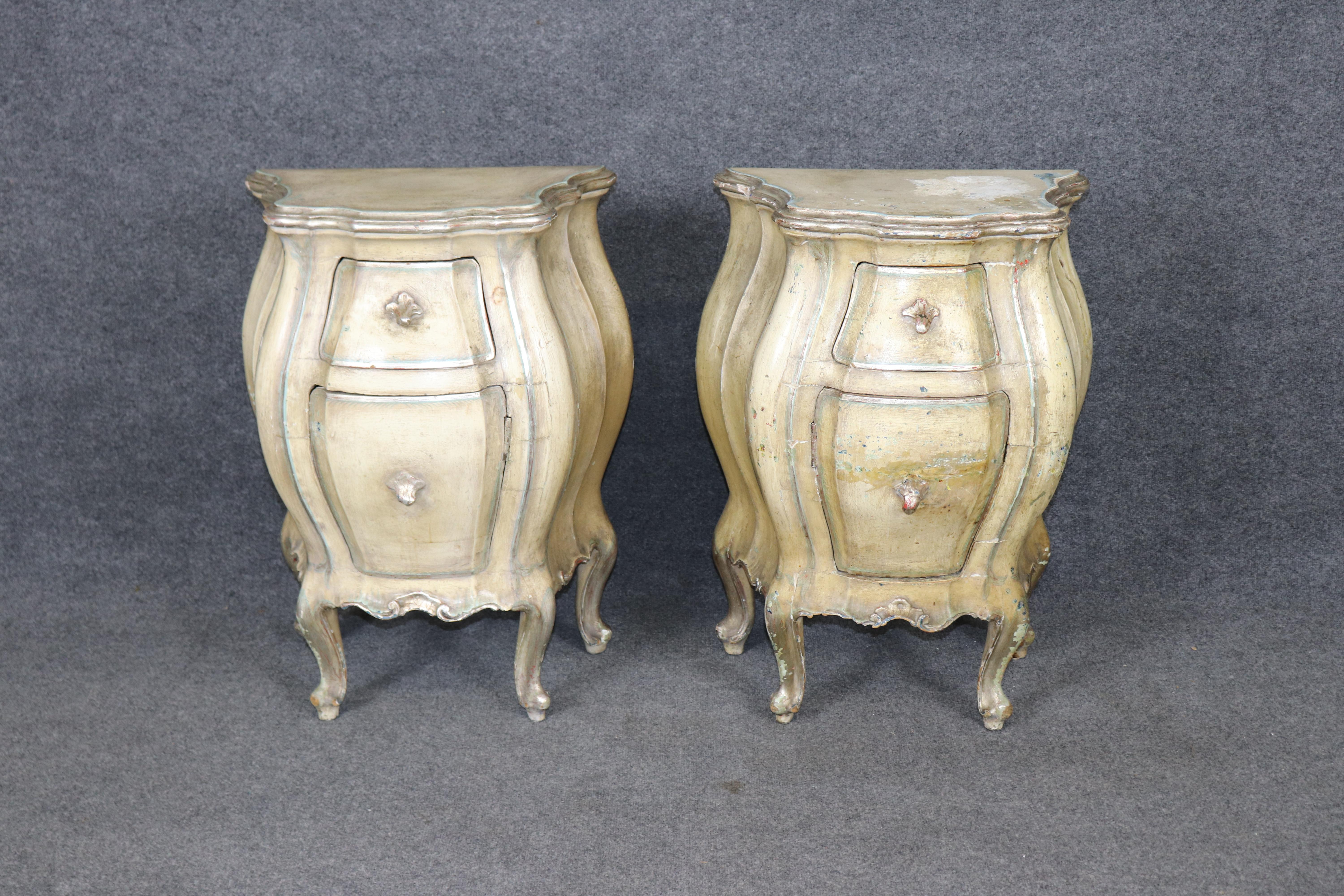 Rococo Paire de tables de nuit rococo italiennes en détresse, décorées de peinture rare en vente