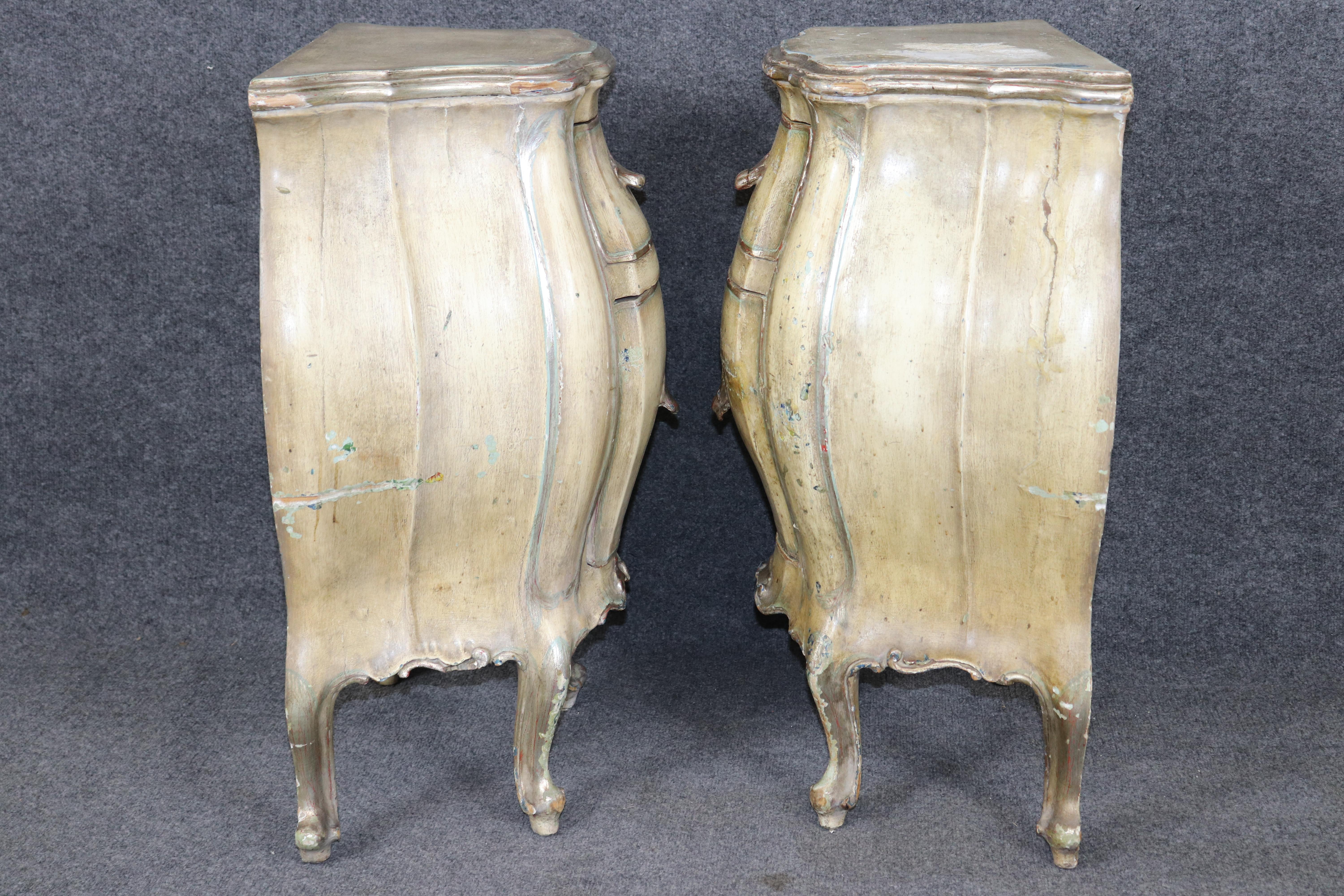 Paire de tables de nuit rococo italiennes en détresse, décorées de peinture rare Bon état - En vente à Swedesboro, NJ