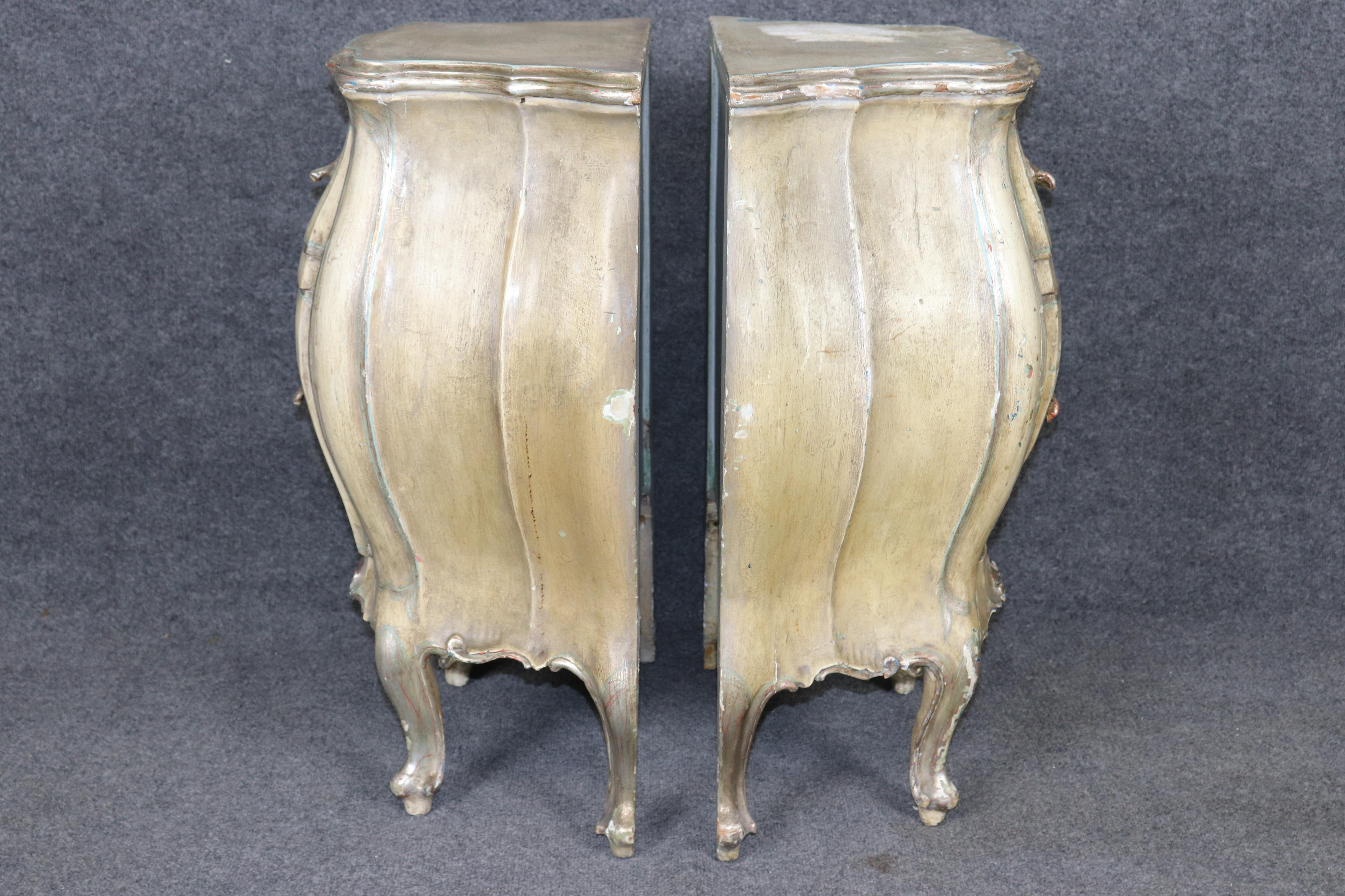 Milieu du XXe siècle Paire de tables de nuit rococo italiennes en détresse, décorées de peinture rare en vente