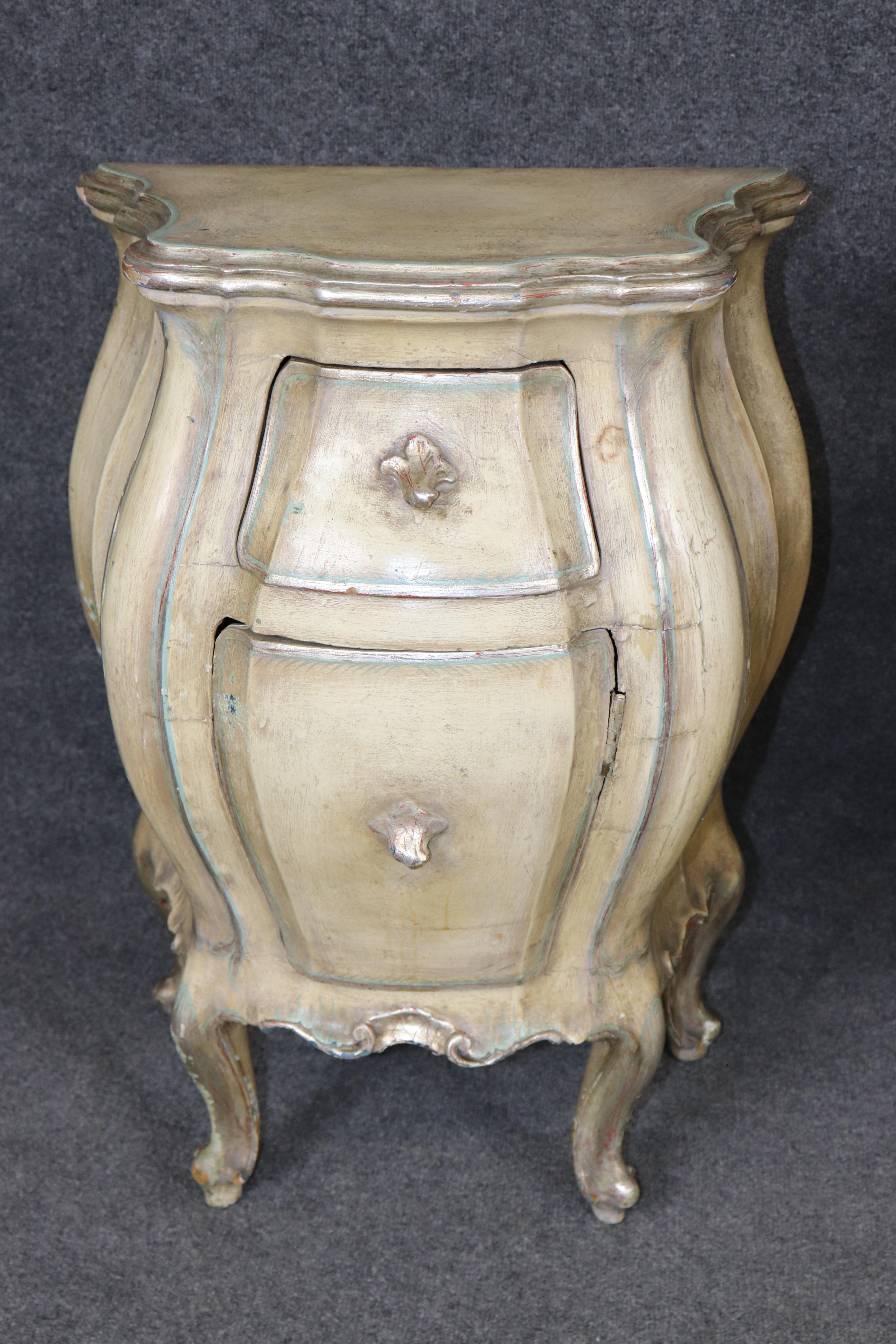 Noyer Paire de tables de nuit rococo italiennes en détresse, décorées de peinture rare en vente