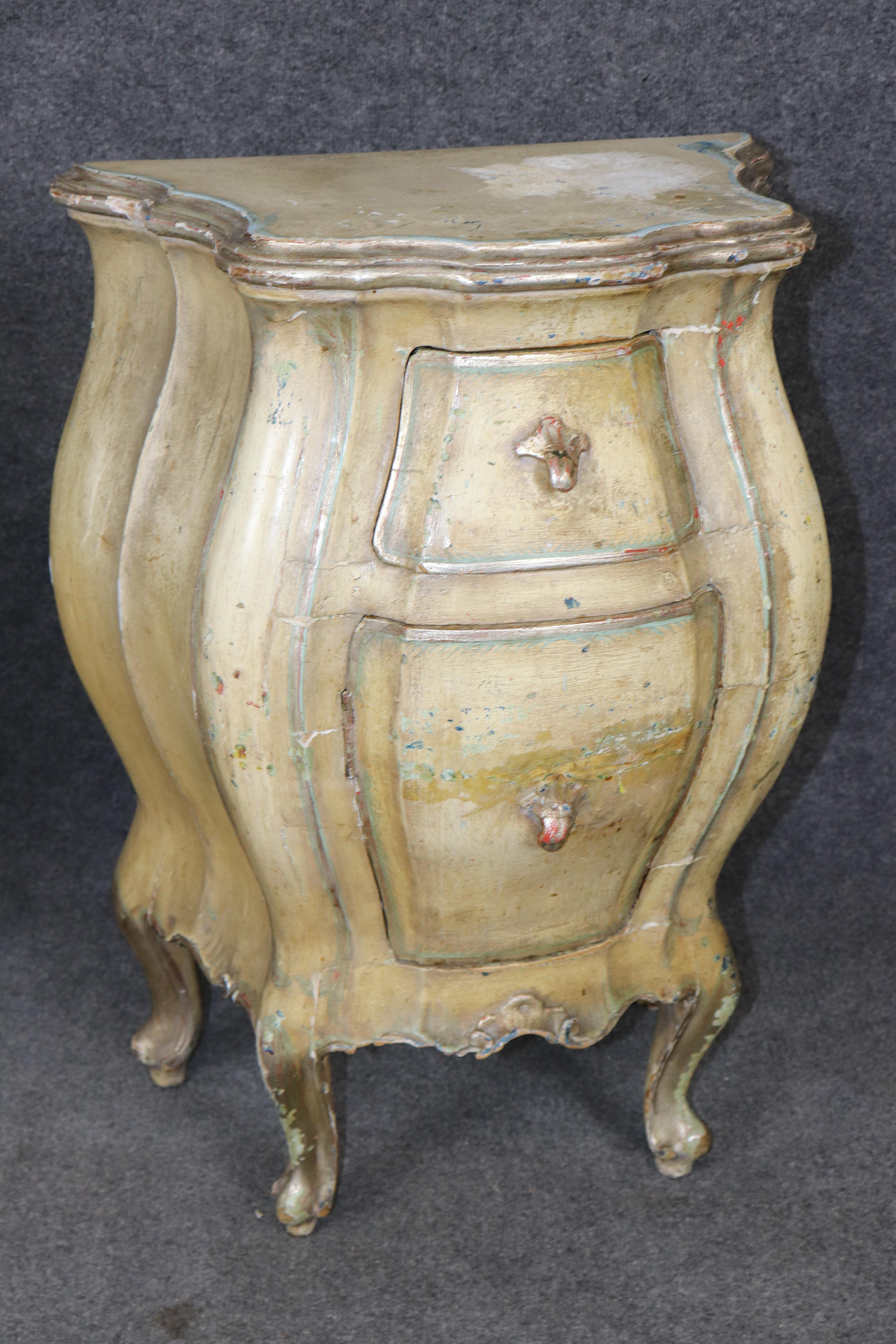 Paire de tables de nuit rococo italiennes en détresse, décorées de peinture rare en vente 1