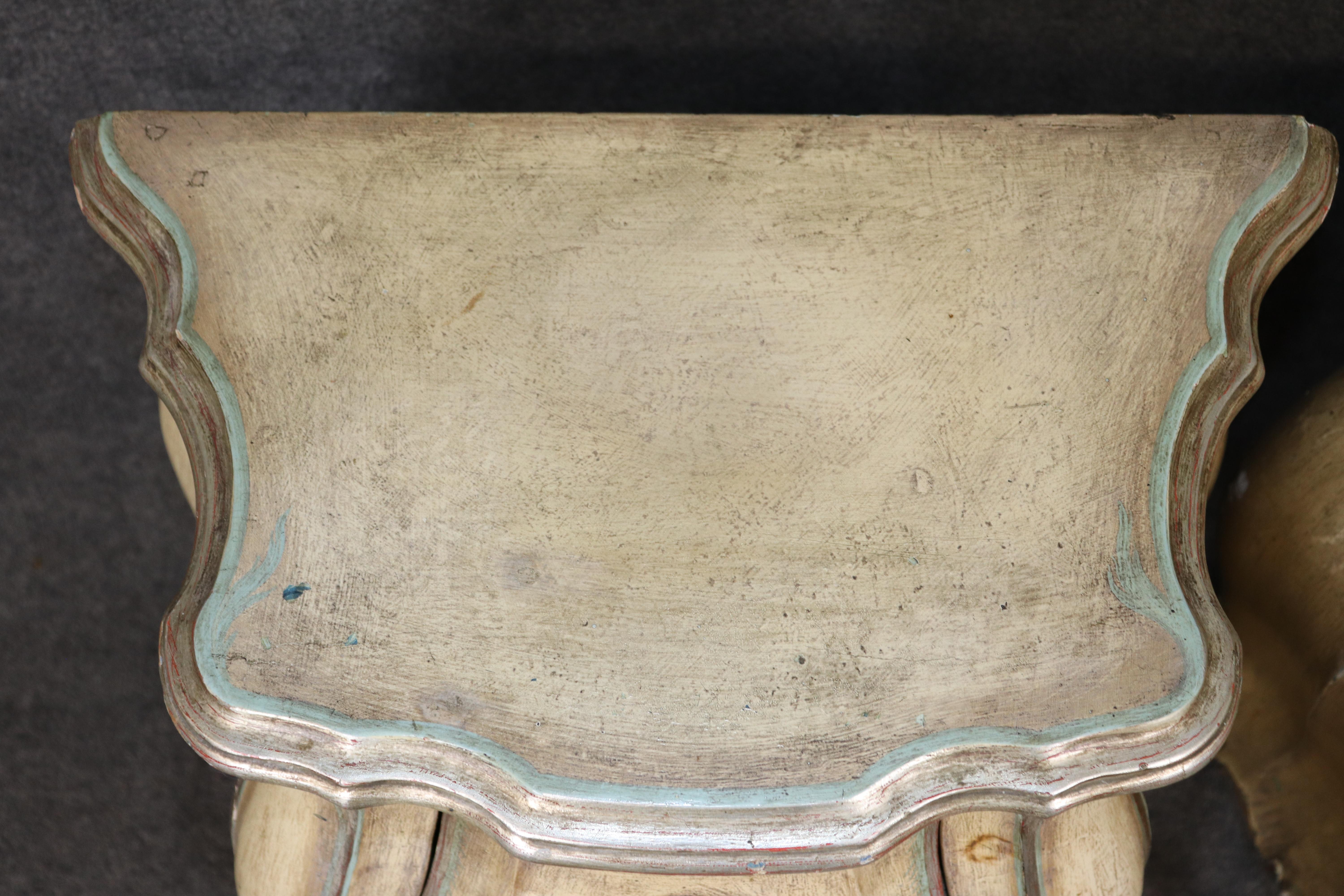 Paire de tables de nuit rococo italiennes en détresse, décorées de peinture rare en vente 3