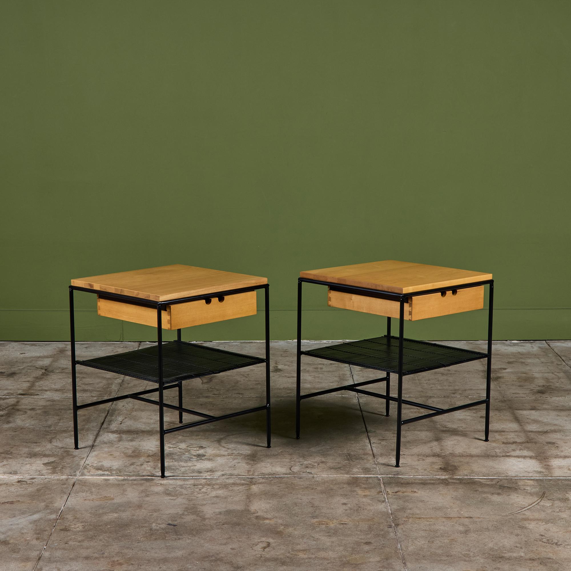 Pareja de mesas de noche de Paul McCobb, muy deseables y raras, de su colección Planner Group para Winchendon, c.1950. La pareja presenta un armazón de hierro forjado visto, un solo cajón y tapa de arce, y un estante inferior de listones de bambú