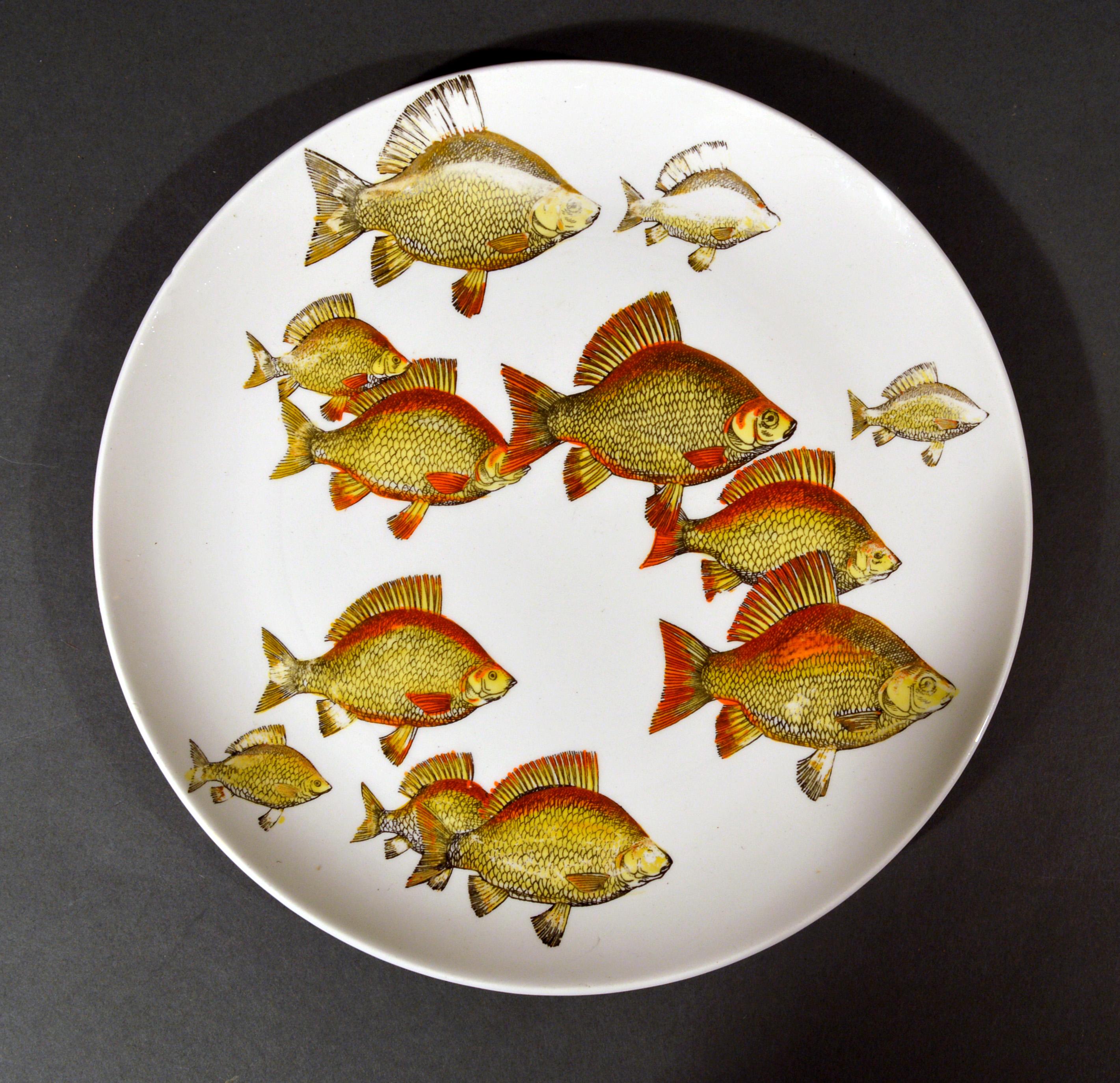 Paar seltene Fischteller von Piero Fornasetti,
Pesci-Muster oder Passage der Fische,
Nummeriert # 2 & 3,
ca. 1960er Jahre

Auf den Porzellantellern sind zwei verschiedene Fischschwärme abgebildet, die gemeinsam über den Teller schwimmen. 

Jedes