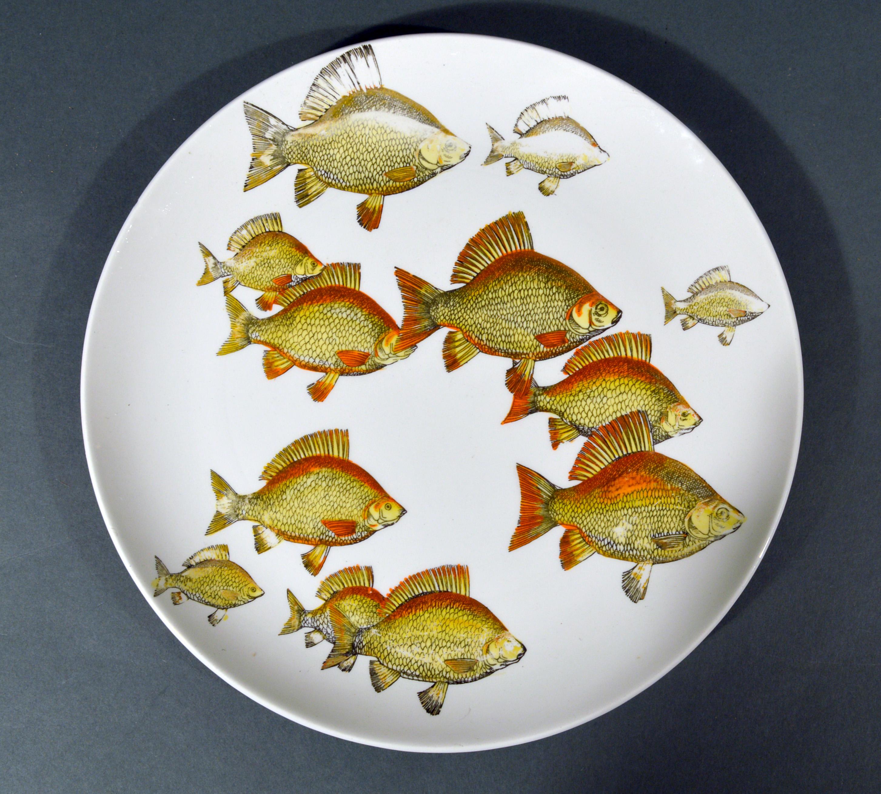 Assiettes à poisson en porcelaine Piero Fornasetti, motif Pesci ou Passage of Fish Bon état - En vente à Downingtown, PA