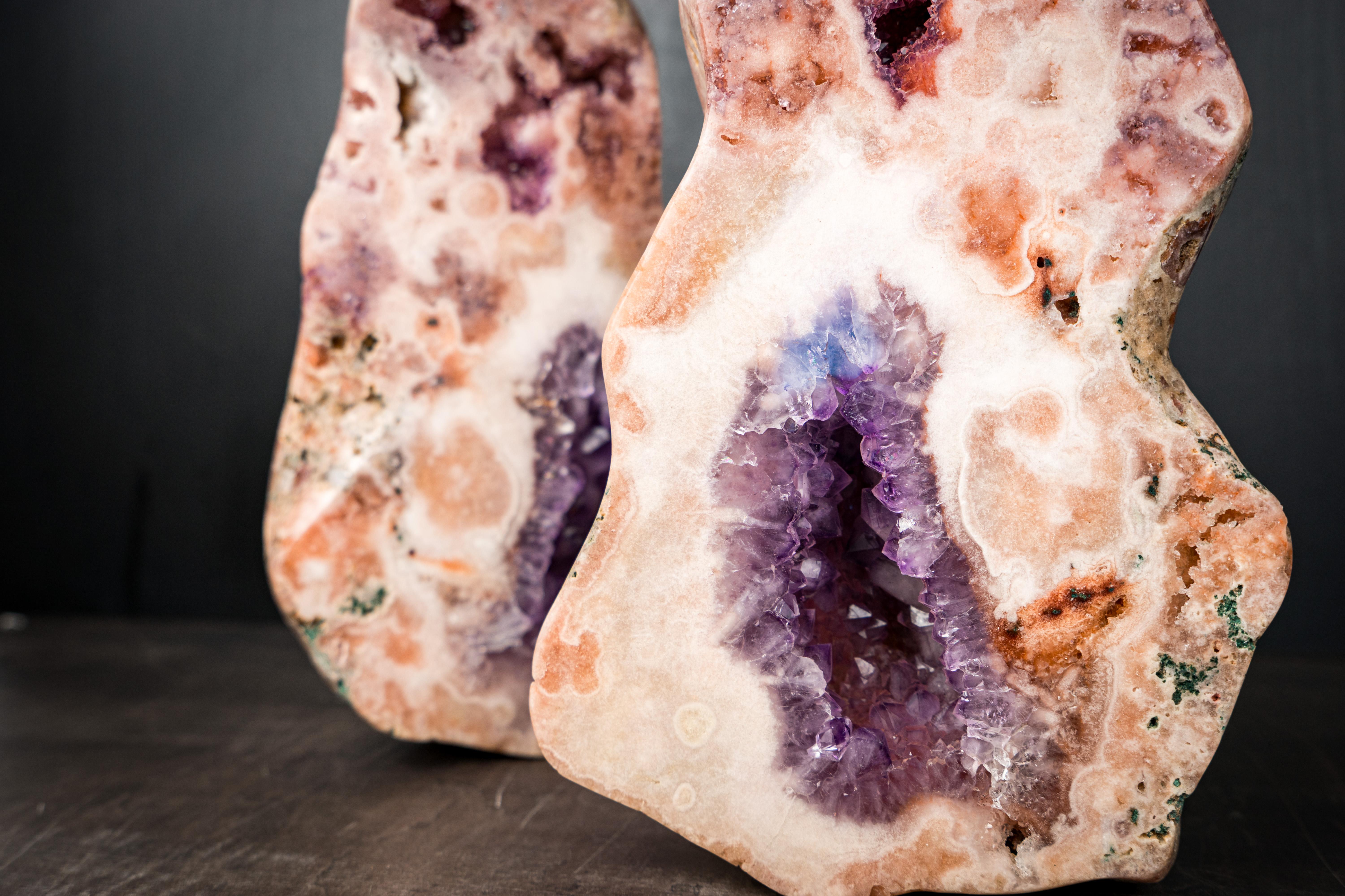Coppia di geodi scultorei di ametista rosa con ametista druzy rosa e viola, abbinati al libro

▫️ Descrizione

Questa straordinaria coppia di geodi di ametista rosa, abbinata al libro, mostra un raro mix di cristalli multicolori e formazioni di