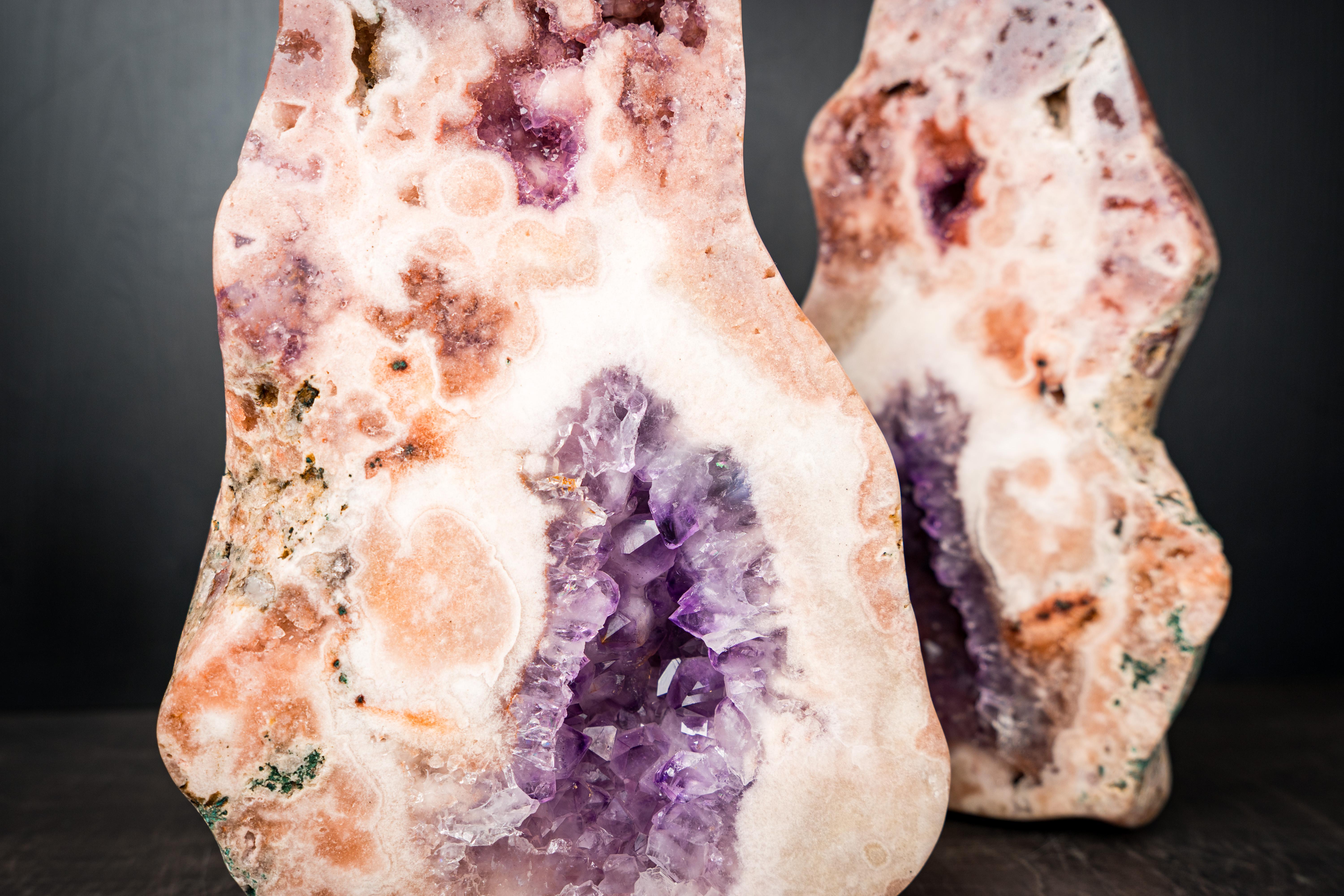 XXI secolo e contemporaneo Coppia di rari geodi di ametista rosa con druzy rosa e viola in vendita
