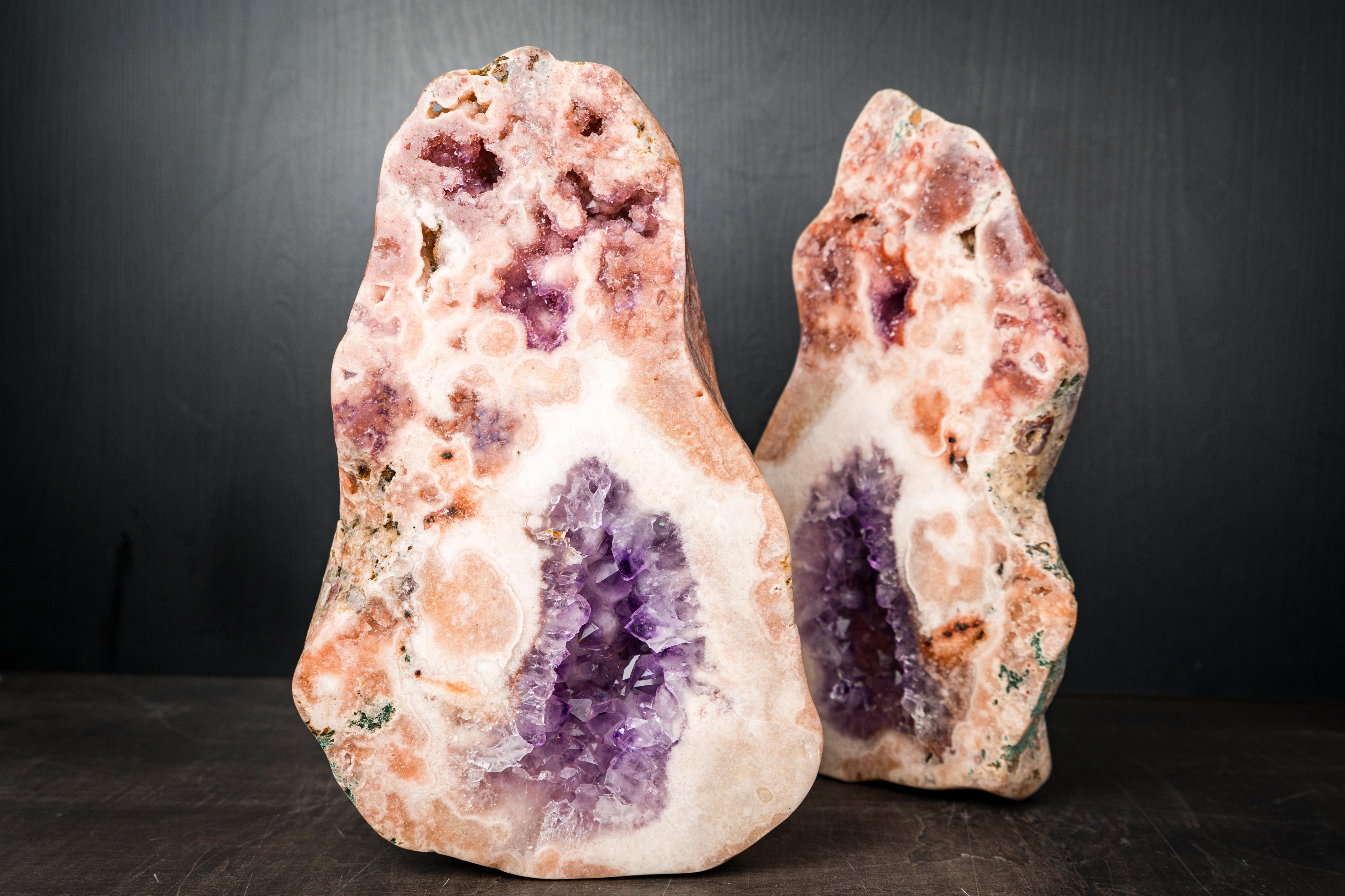 Cristallo Coppia di rari geodi di ametista rosa con druzy rosa e viola in vendita