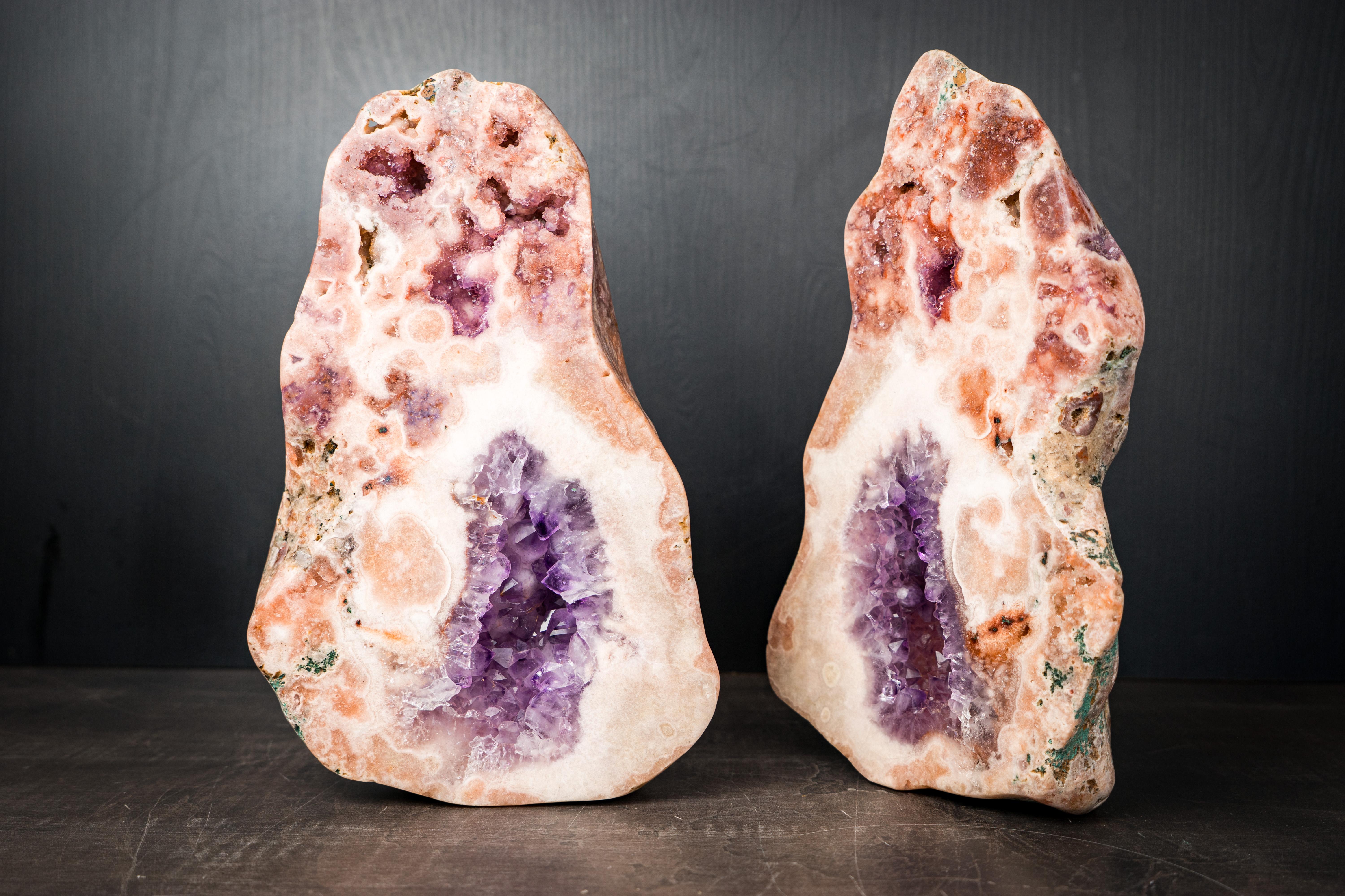 Coppia di rari geodi di ametista rosa con druzy rosa e viola in vendita 1