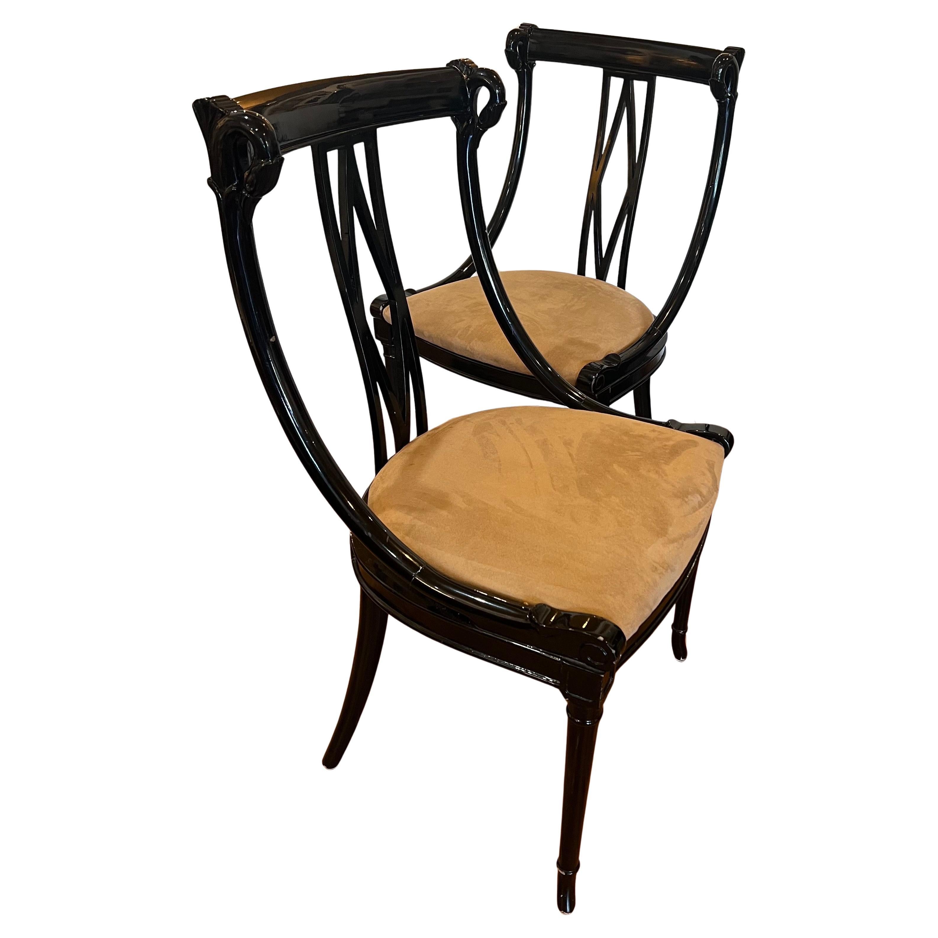 Paar seltene postmoderne Empire-Stühle mit schwarz lackiertem Schwanenhals und breitem Sitz (amerikanisch) im Angebot