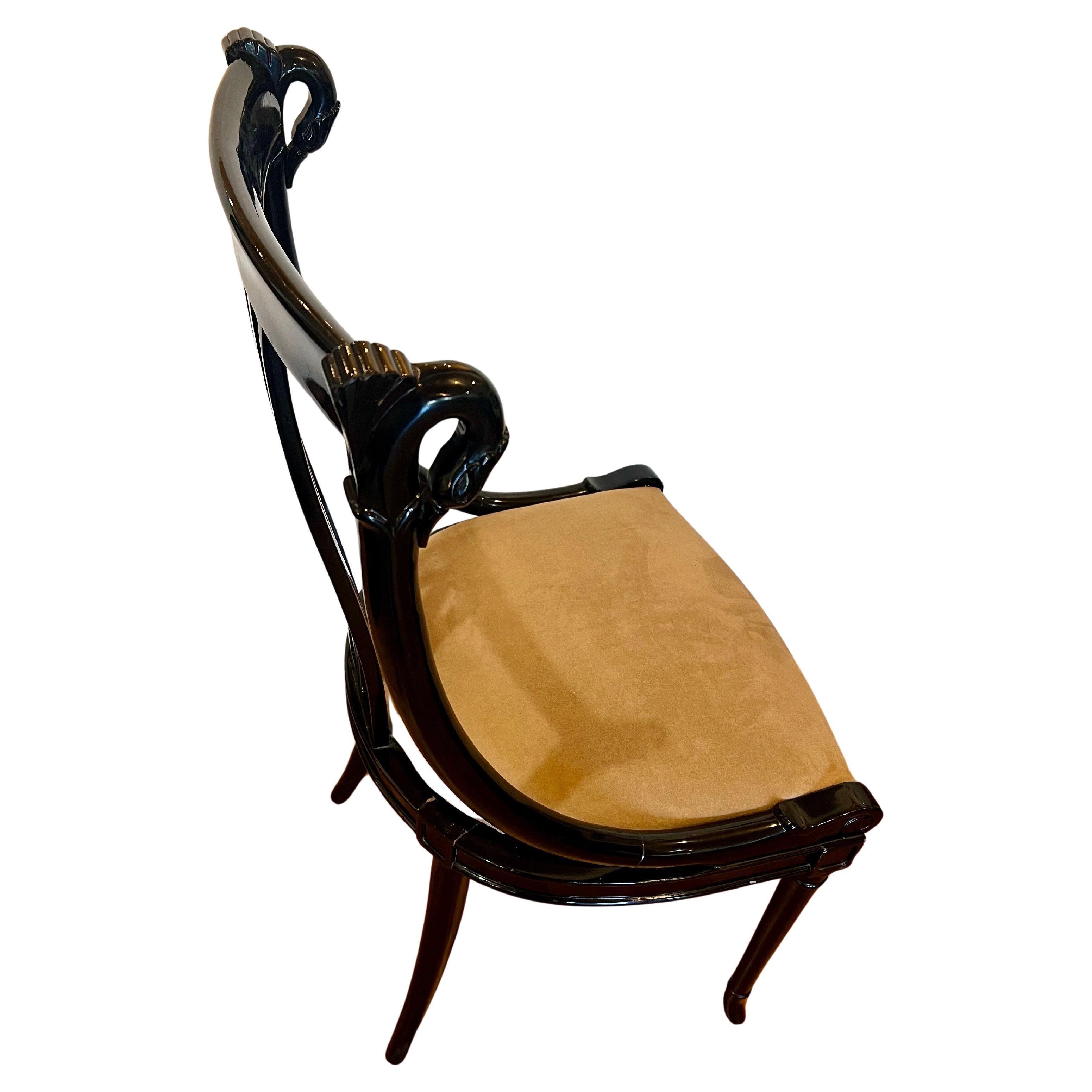 Paar seltene postmoderne Empire-Stühle mit schwarz lackiertem Schwanenhals und breitem Sitz (Lackiert) im Angebot