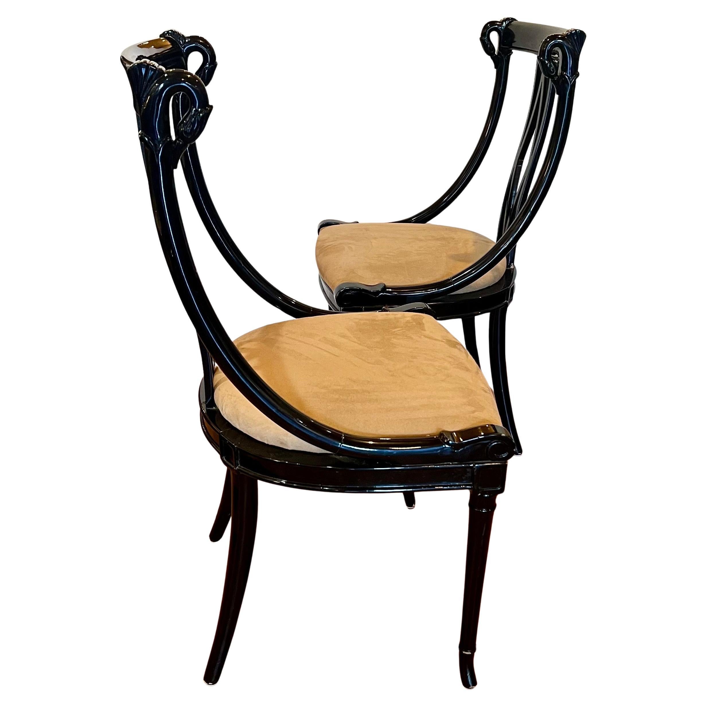 Paar seltene postmoderne Empire-Stühle mit schwarz lackiertem Schwanenhals und breitem Sitz im Zustand „Gut“ im Angebot in San Diego, CA