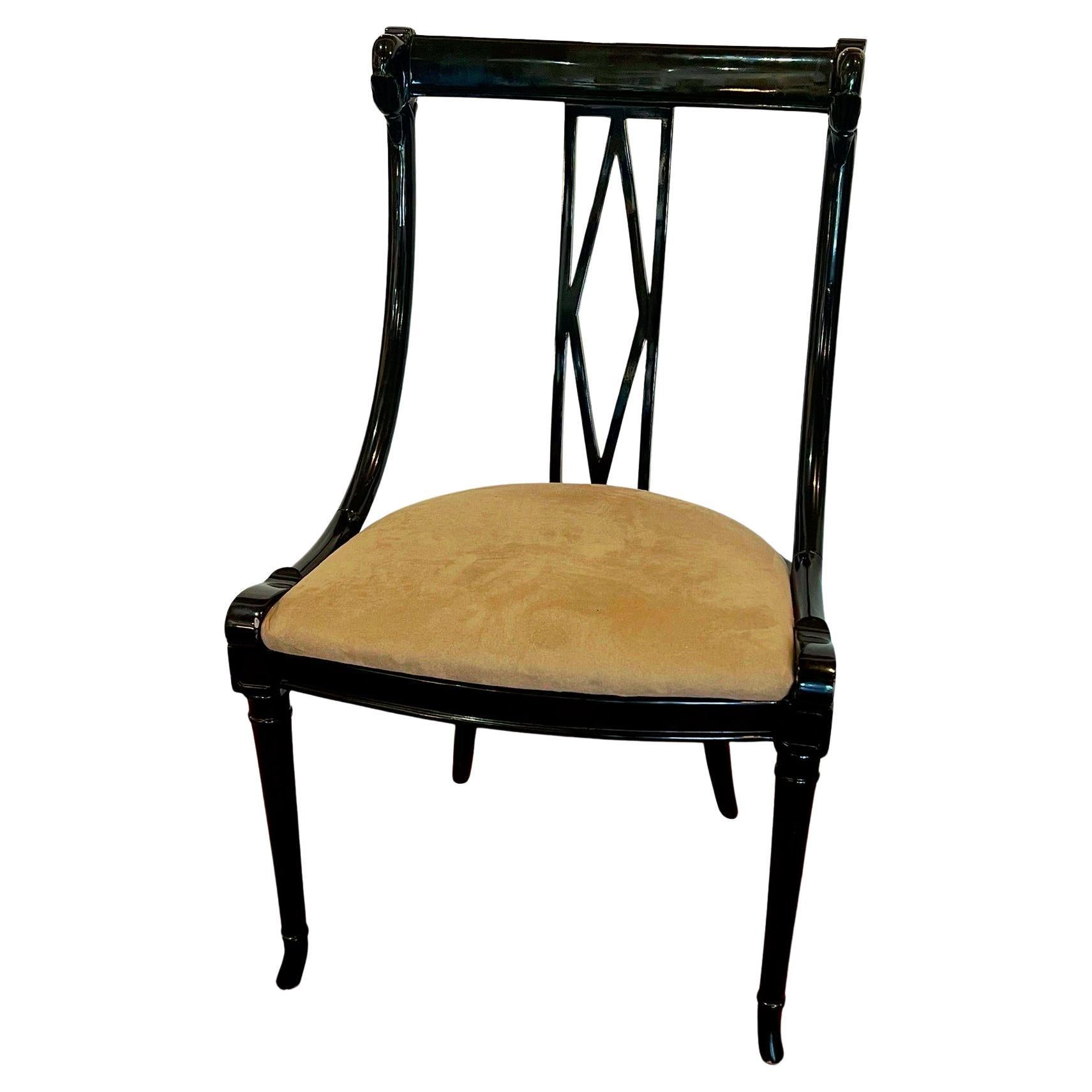 Paar seltene postmoderne Empire-Stühle mit schwarz lackiertem Schwanenhals und breitem Sitz (20. Jahrhundert) im Angebot