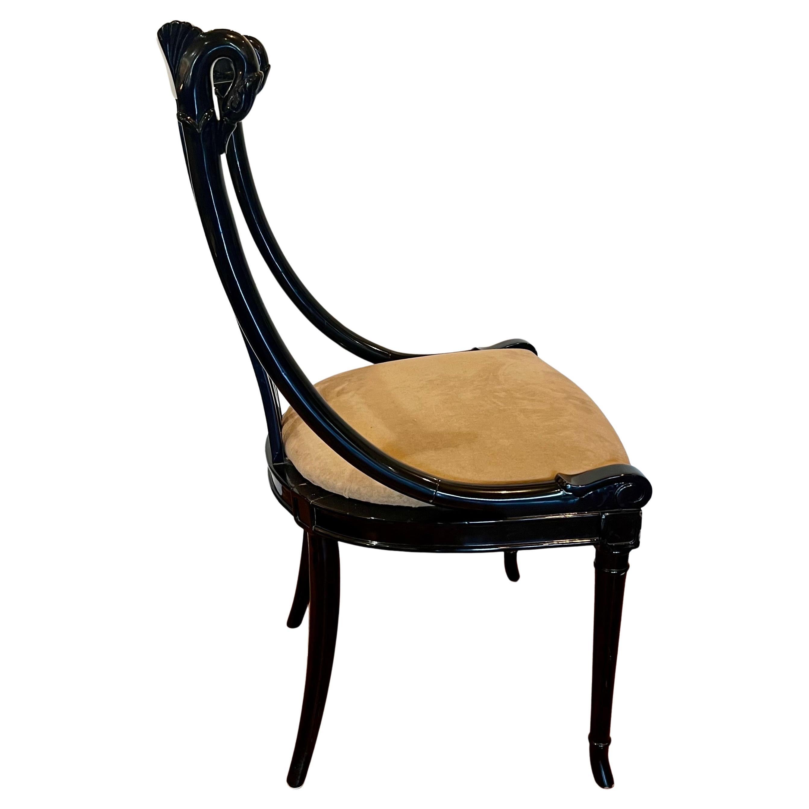 Paar seltene postmoderne Empire-Stühle mit schwarz lackiertem Schwanenhals und breitem Sitz (Kunstwildleder) im Angebot