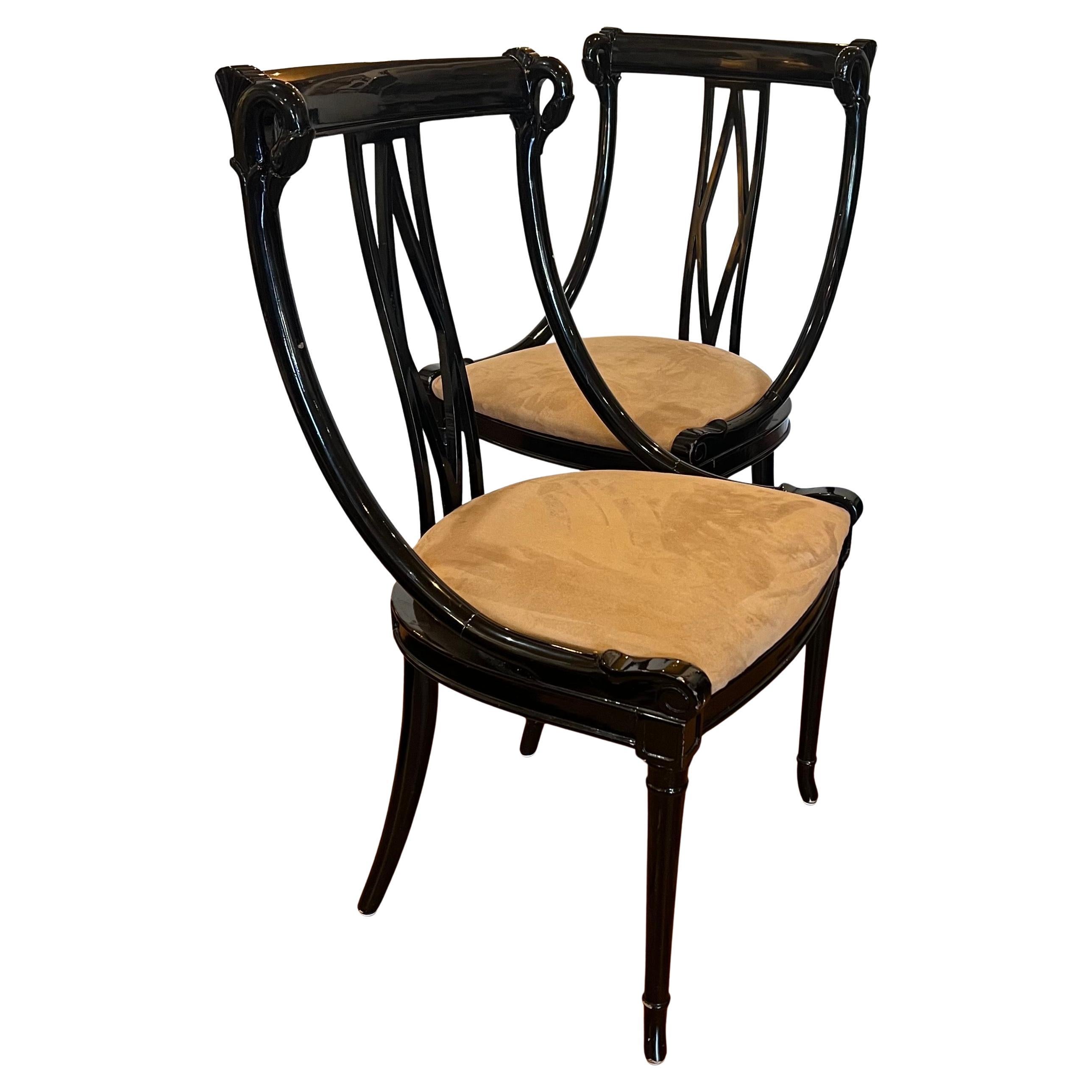 Paar seltene postmoderne Empire-Stühle mit schwarz lackiertem Schwanenhals und breitem Sitz im Angebot