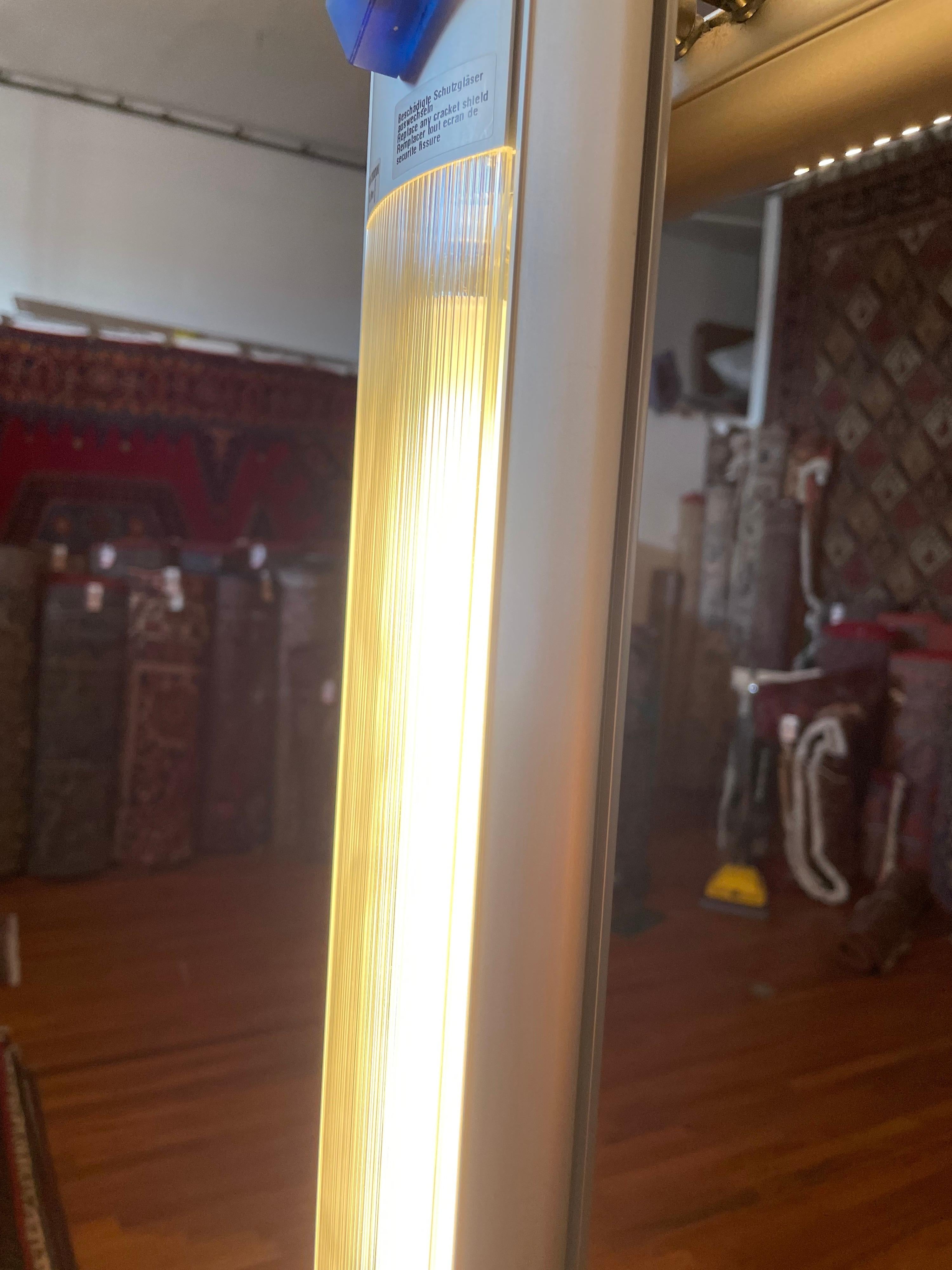 Seltene postmoderne Stehlampen von Ligne Roset Extensia Fluo Torchiere, Paar im Zustand „Gut“ im Angebot in San Diego, CA