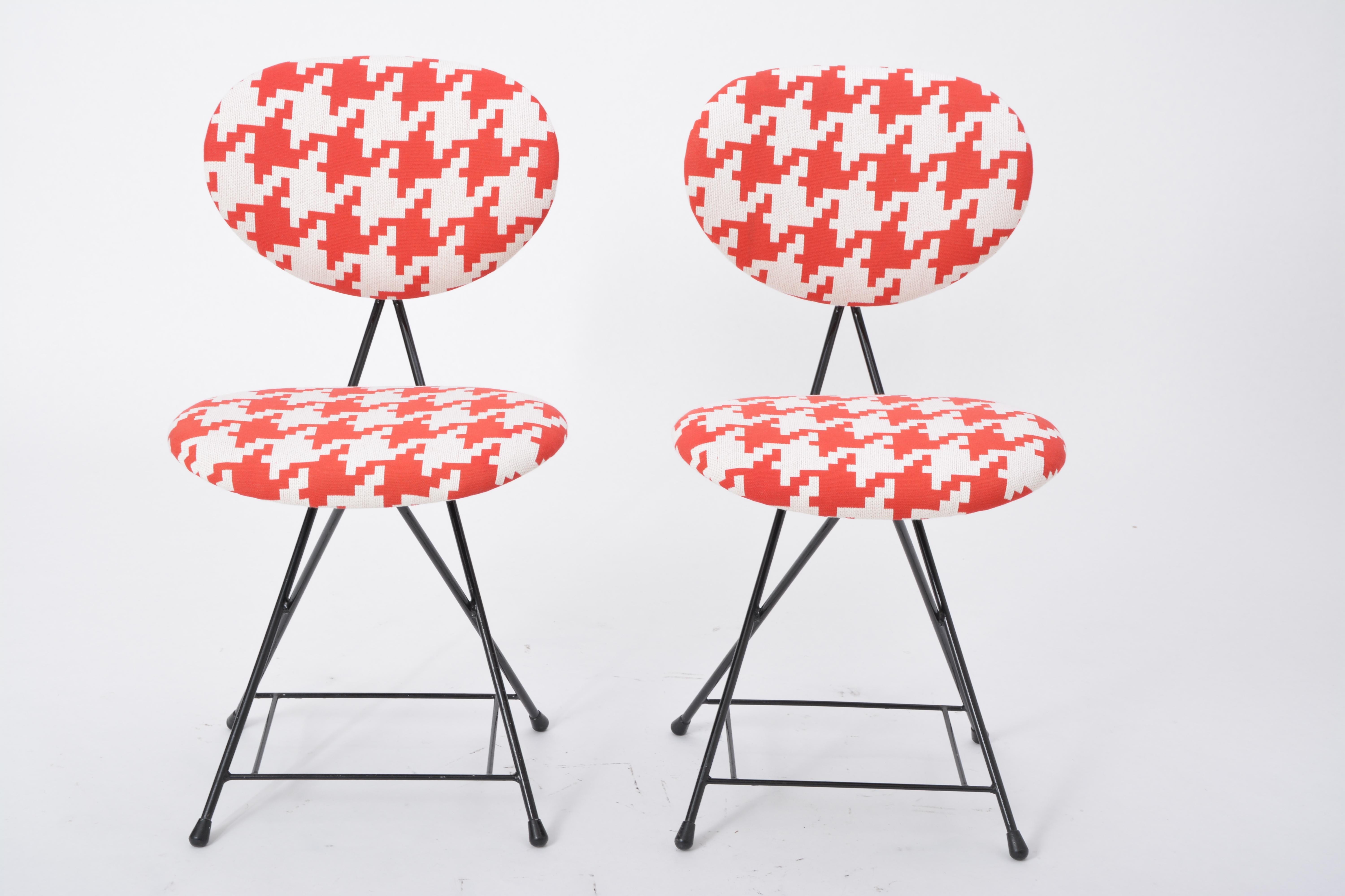 Paar neu gepolsterte holländische F & T-Stühle aus der Mitte des Jahrhunderts von Rob Parry

Ein Paar F & T-Stühle, entworfen 1953 von Rob Parry in den Niederlanden. Jeder Stuhl hat ein schwarz lackiertes Metallrohrgestell und ist neu gepolstert. In