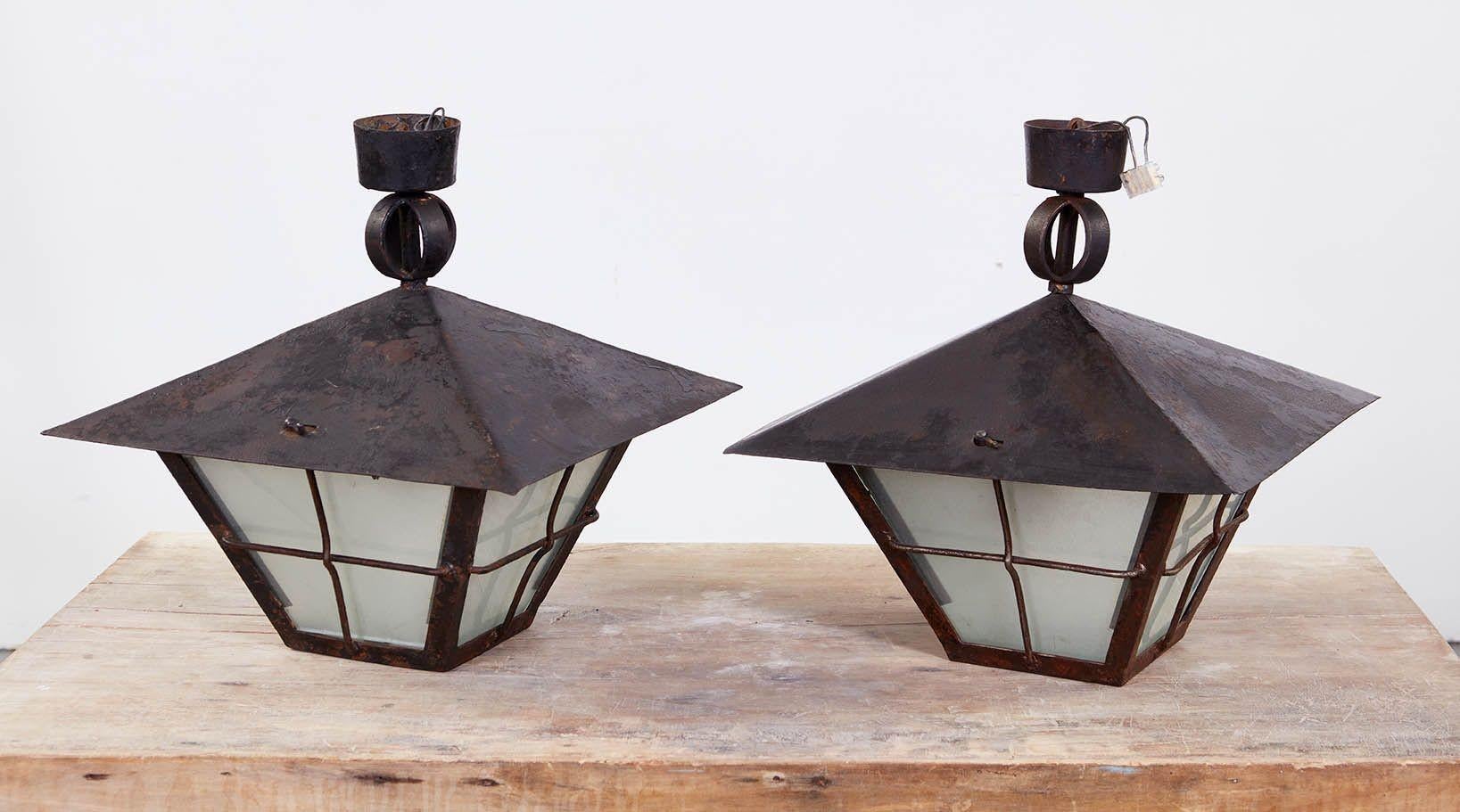 Paire de lanternes de marché rares en fer des années 1920 récupérées en vente 2