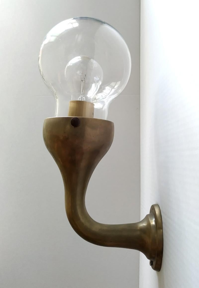Paar seltene Wandlampen aus massivem Messing mit Glaskugeln:: Deutschland (20. Jahrhundert) im Angebot