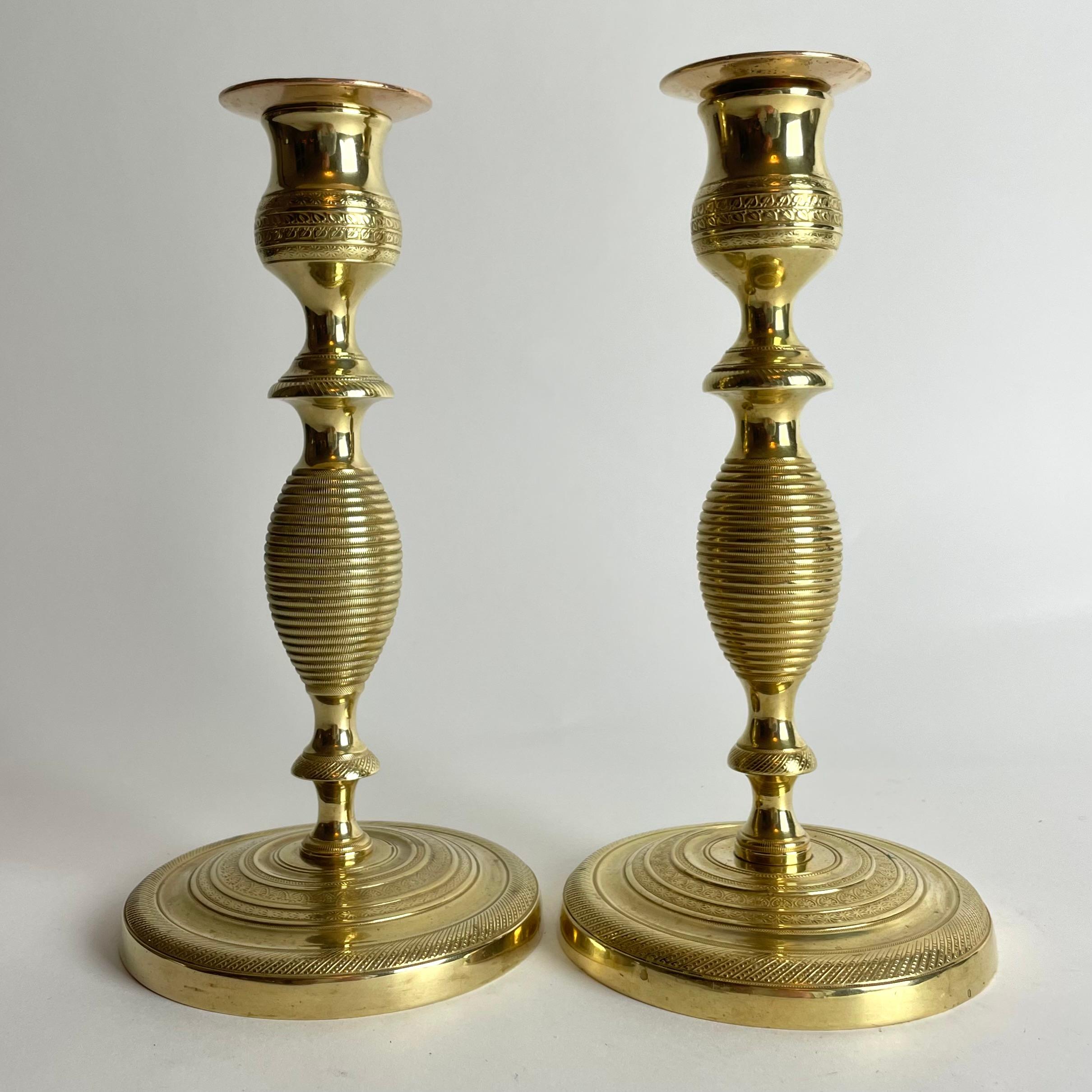 Una coppia di affascinanti e rarissimi candelieri svedesi in ottone di Karl Johan (Impero Svedese) degli anni '20 del XIX secolo. Probabilmente prodotto da Skultuna Messingsbruk, Västmanland, Svezia.

Usura coerente con l'età e l'uso 