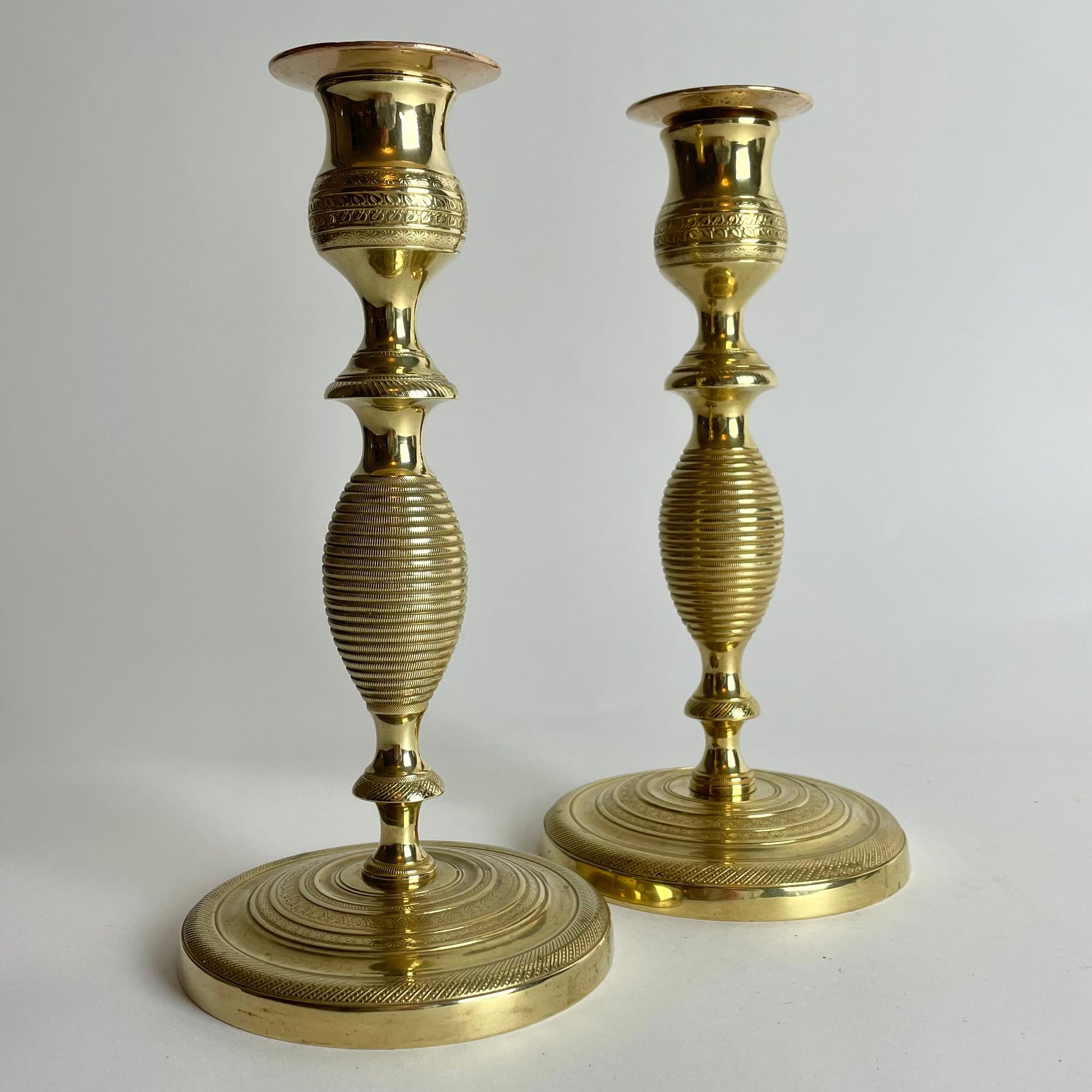 Svedese Coppia di rari candelabri svedesi in ottone di Karl Johan del 1820 in vendita