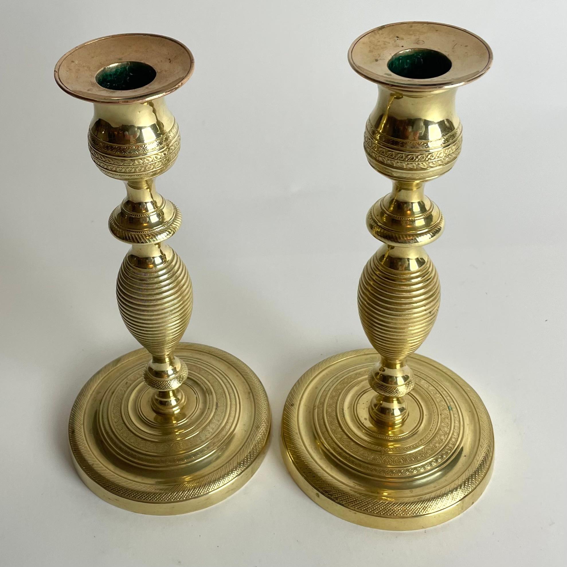 Coppia di rari candelabri svedesi in ottone di Karl Johan del 1820 In condizioni buone in vendita a Knivsta, SE