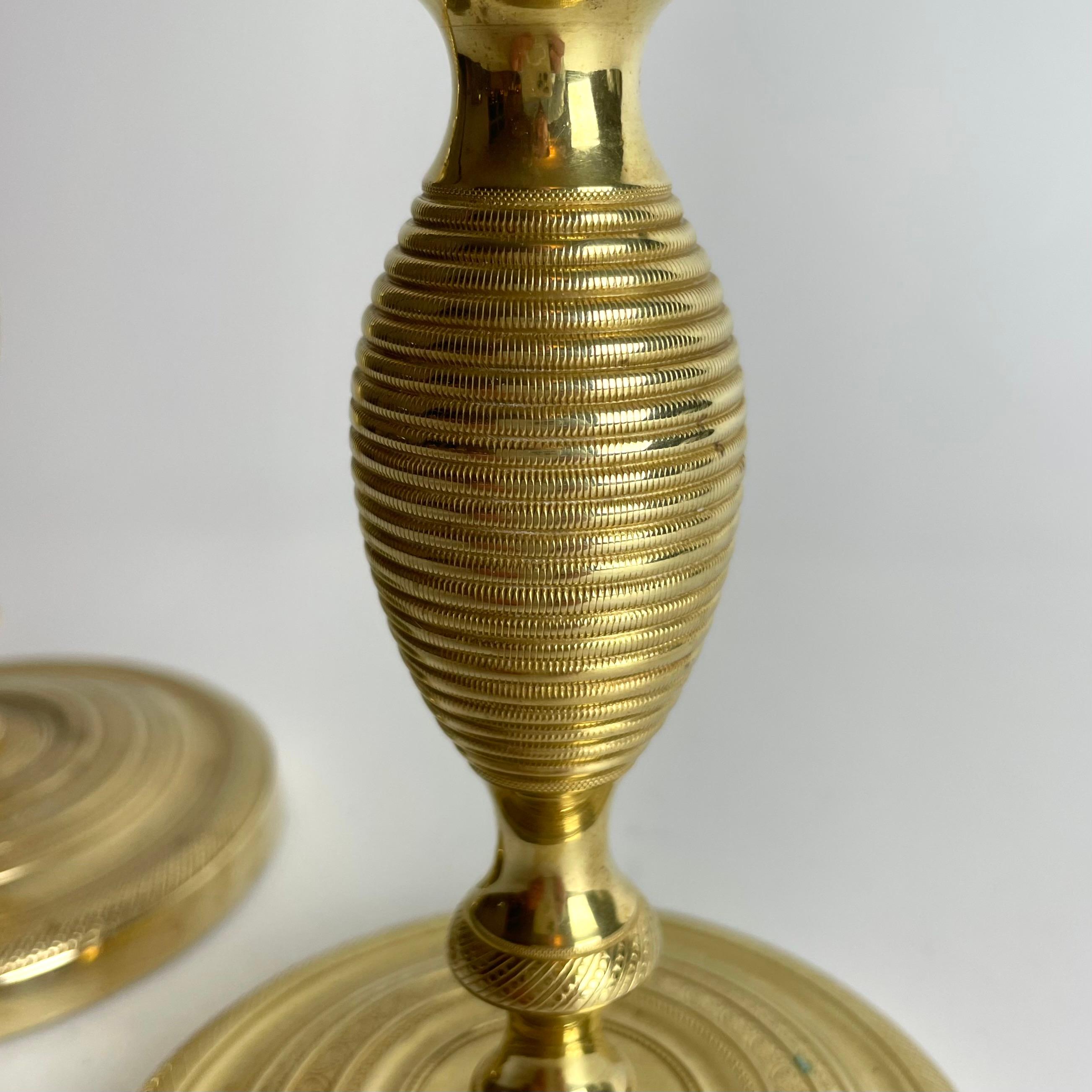 Ottone Coppia di rari candelabri svedesi in ottone di Karl Johan del 1820 in vendita
